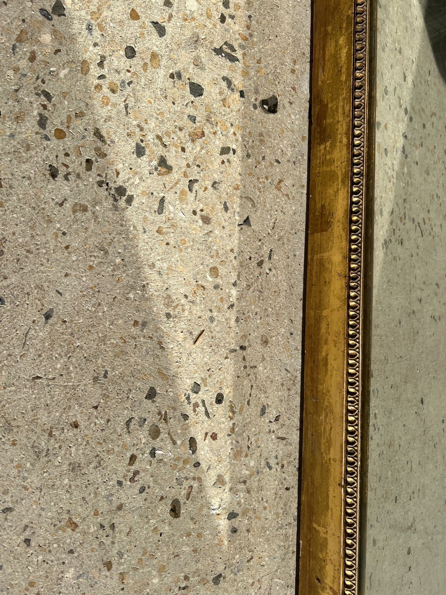 Miroir doré style Restauration à décor de palmettes étirées