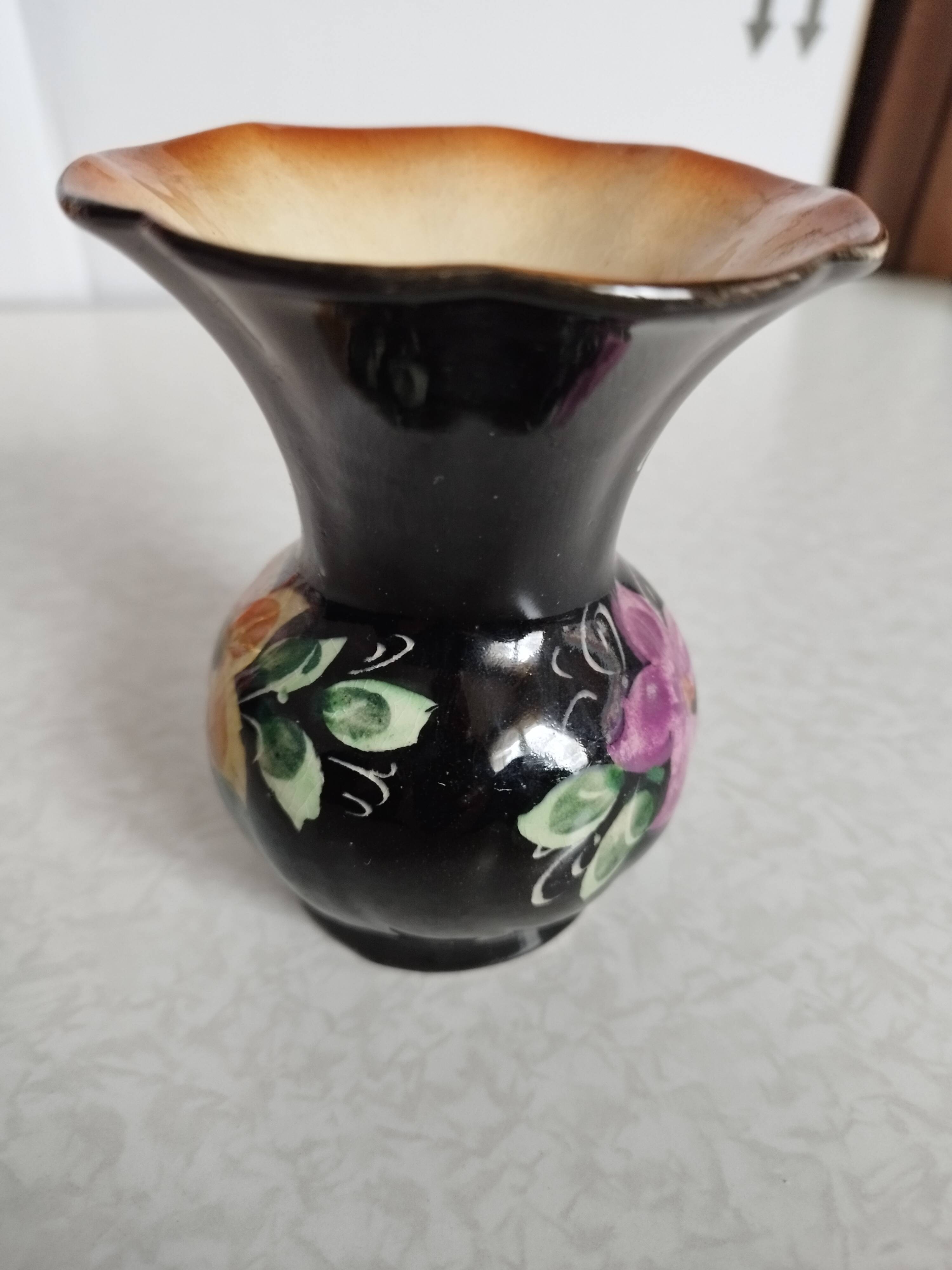 Ancient vase art decoration in ceramic, 11 cm in height.