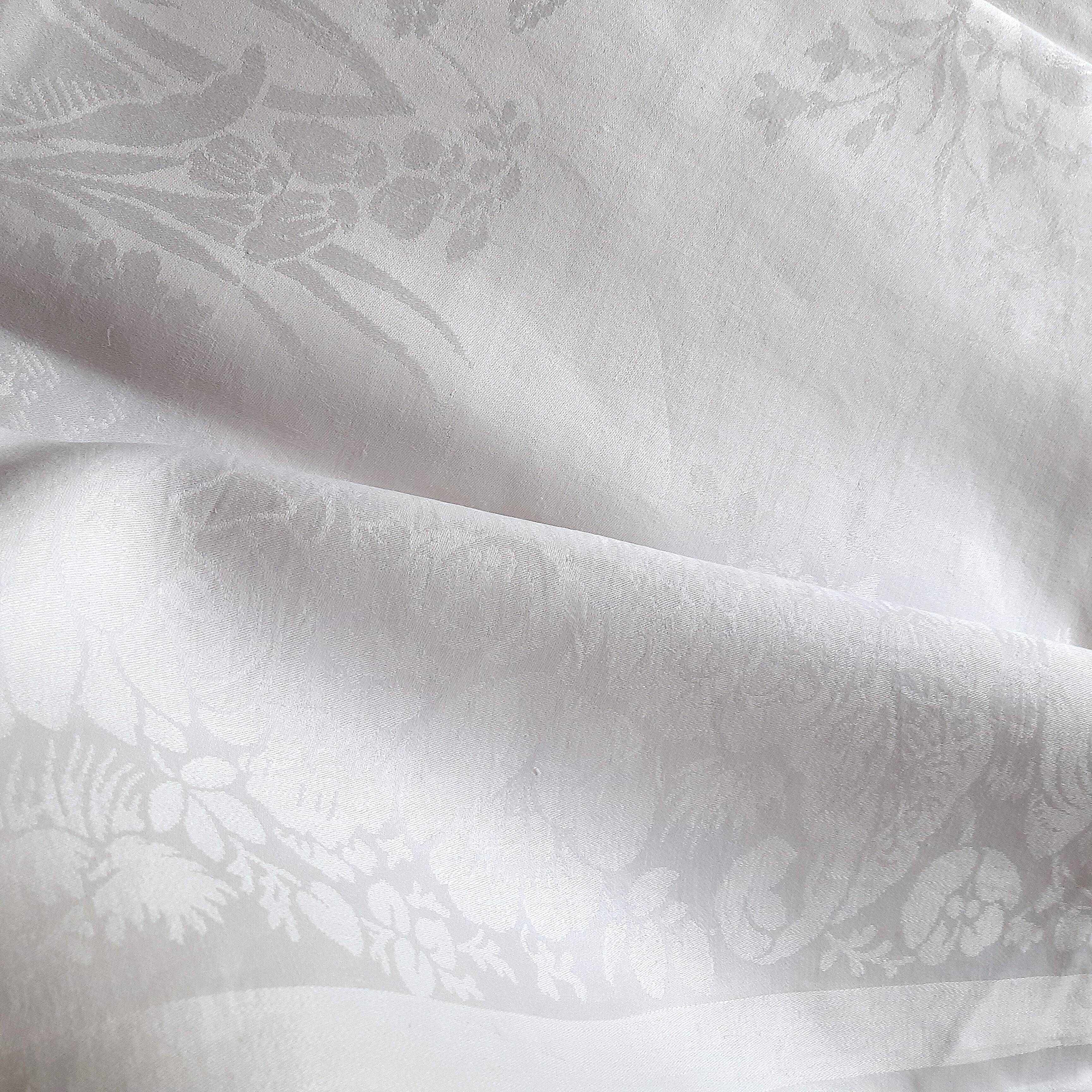 Damask tablecloth 4m10 x 2m15 with county crown