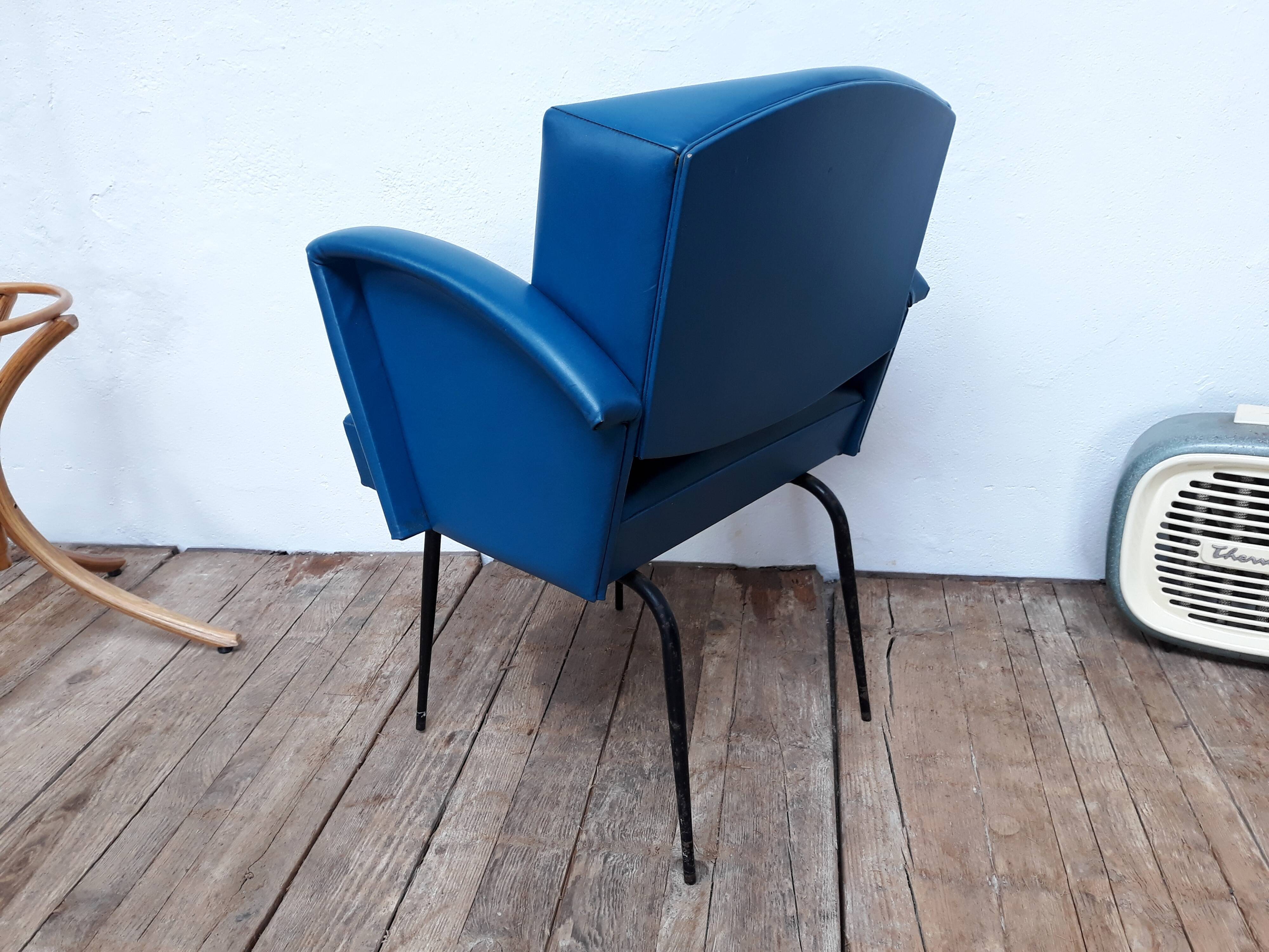 Fauteuil vintage en skaï et pieds métal