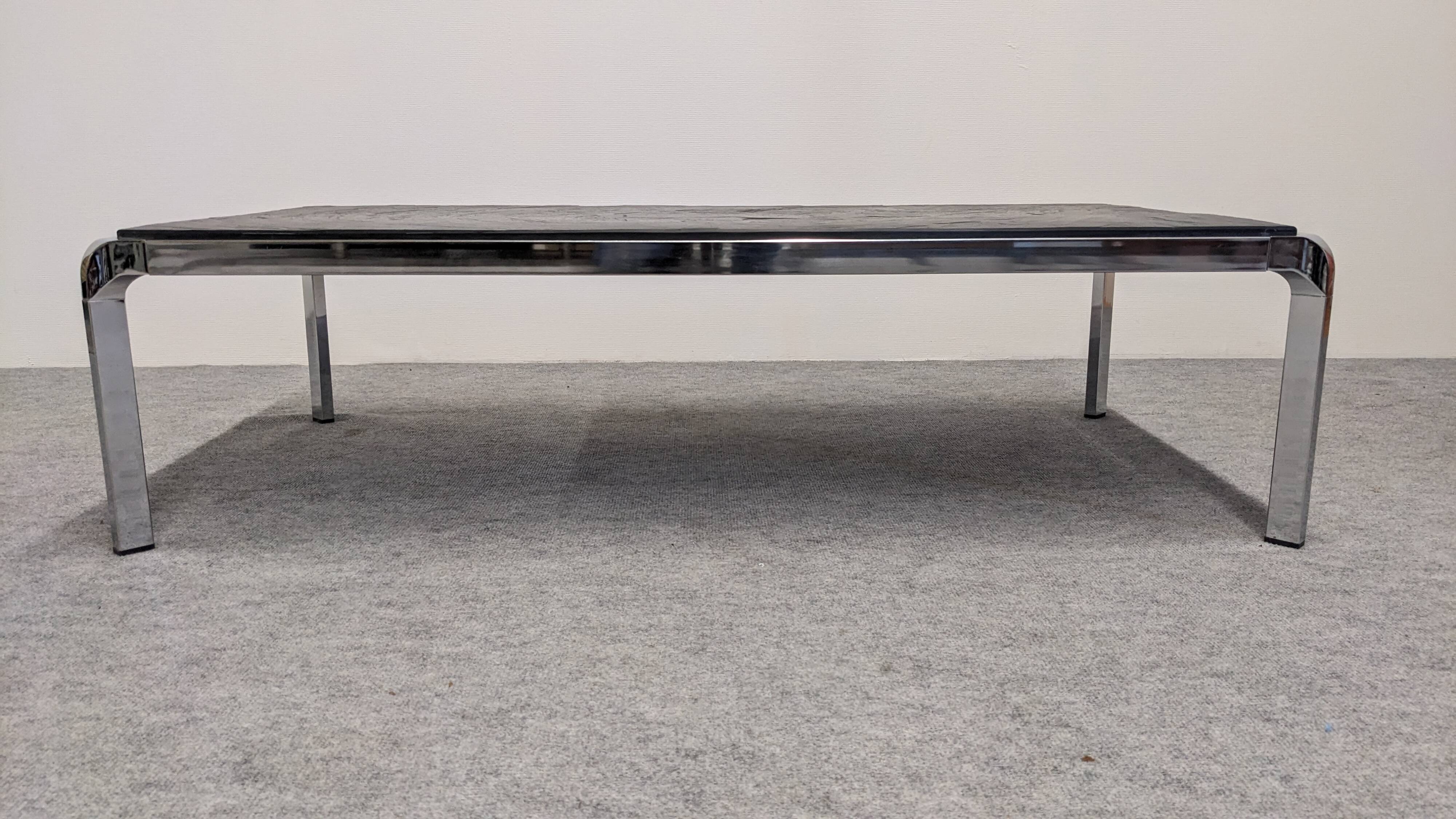 Table basse moderniste en ardoise et métal chromé, Italie vers 1970