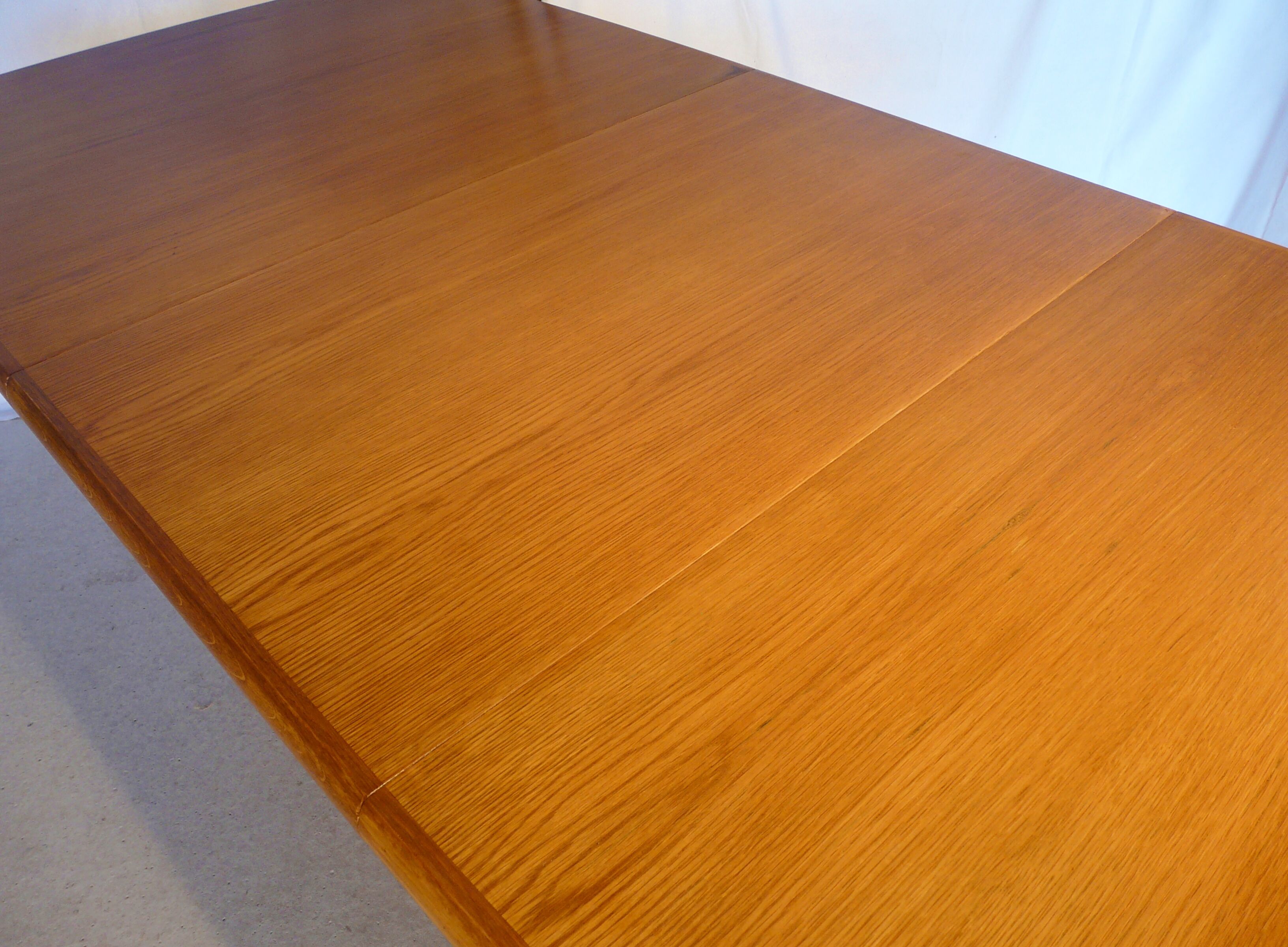 Scandinavian expandable rectangular table in teak