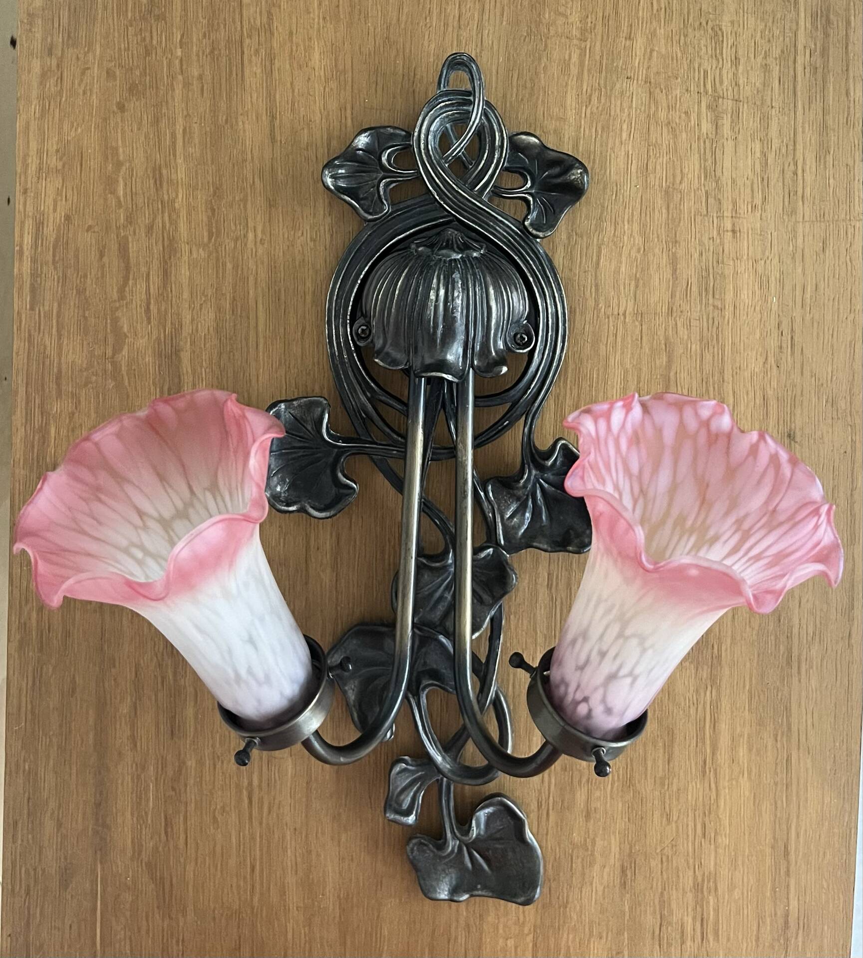 Apply 2 pink tulip Art Nouveau wall lights.