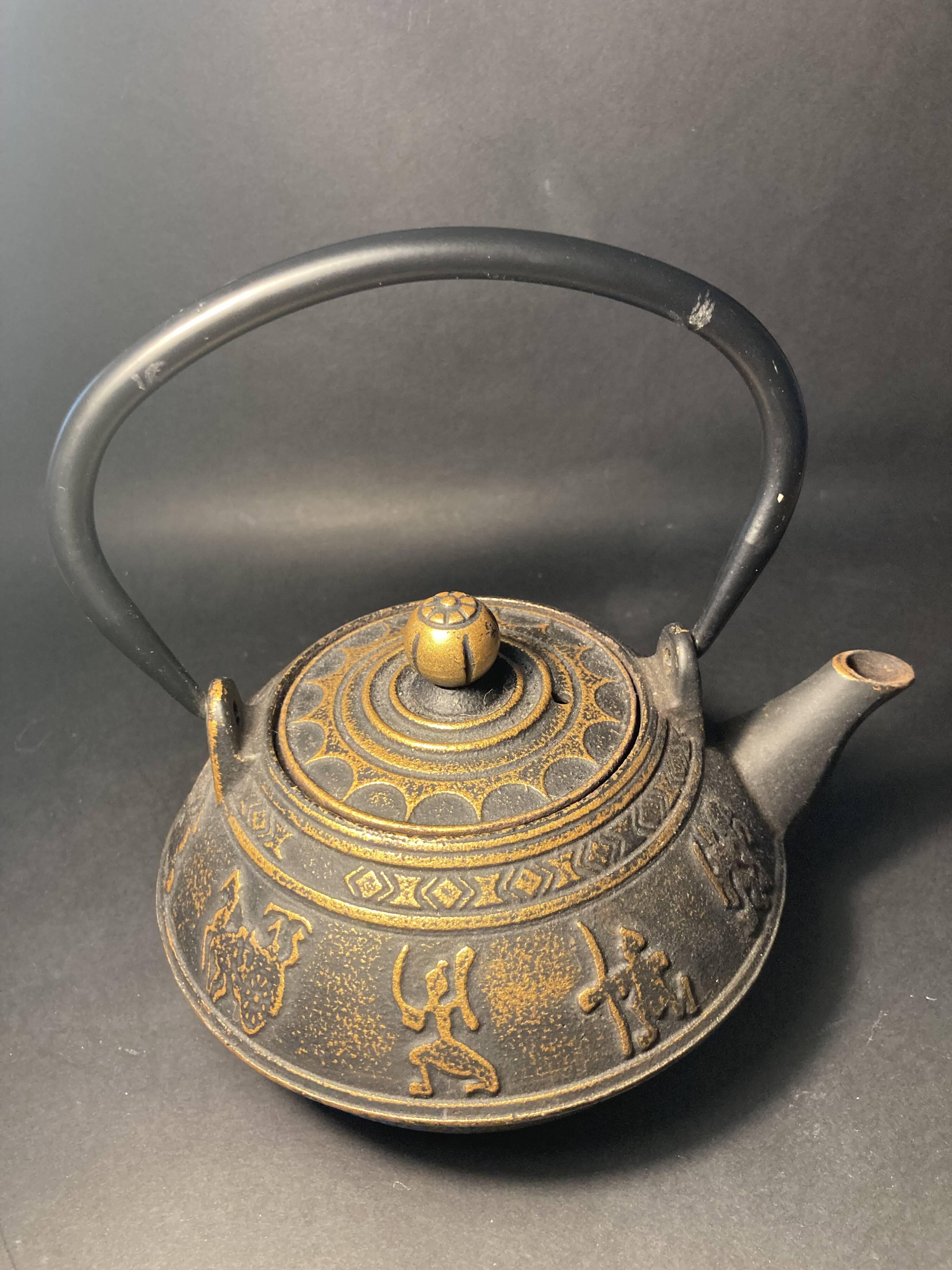Japanese cast iron teapot – Tetsubin style – Relief warrior decoration