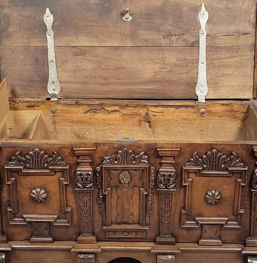 Important richly carved walnut chest – Renaissance style – 17th century