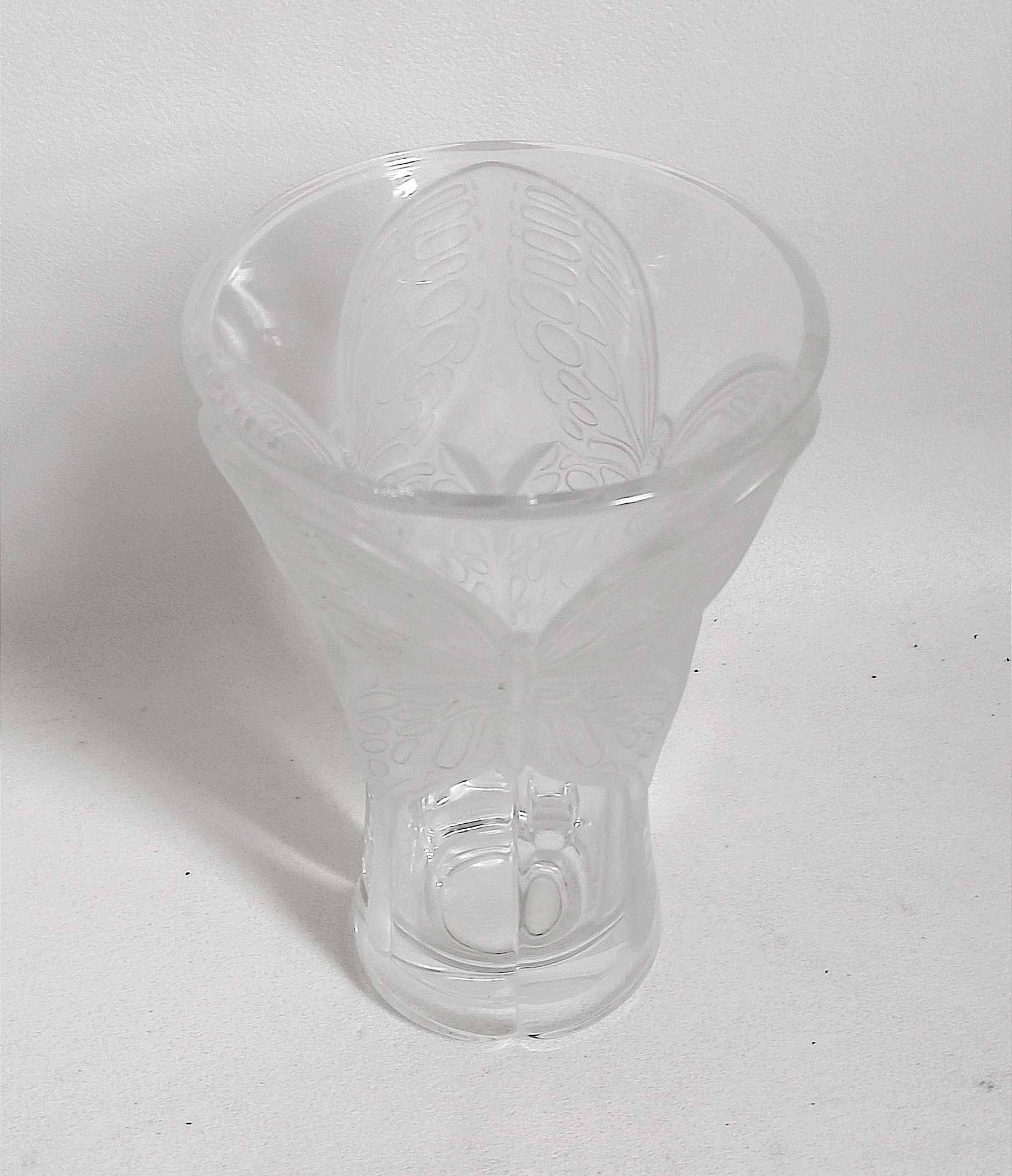 Cristal d'Arques vase with frosted glass butterfly relief Height 20 cm