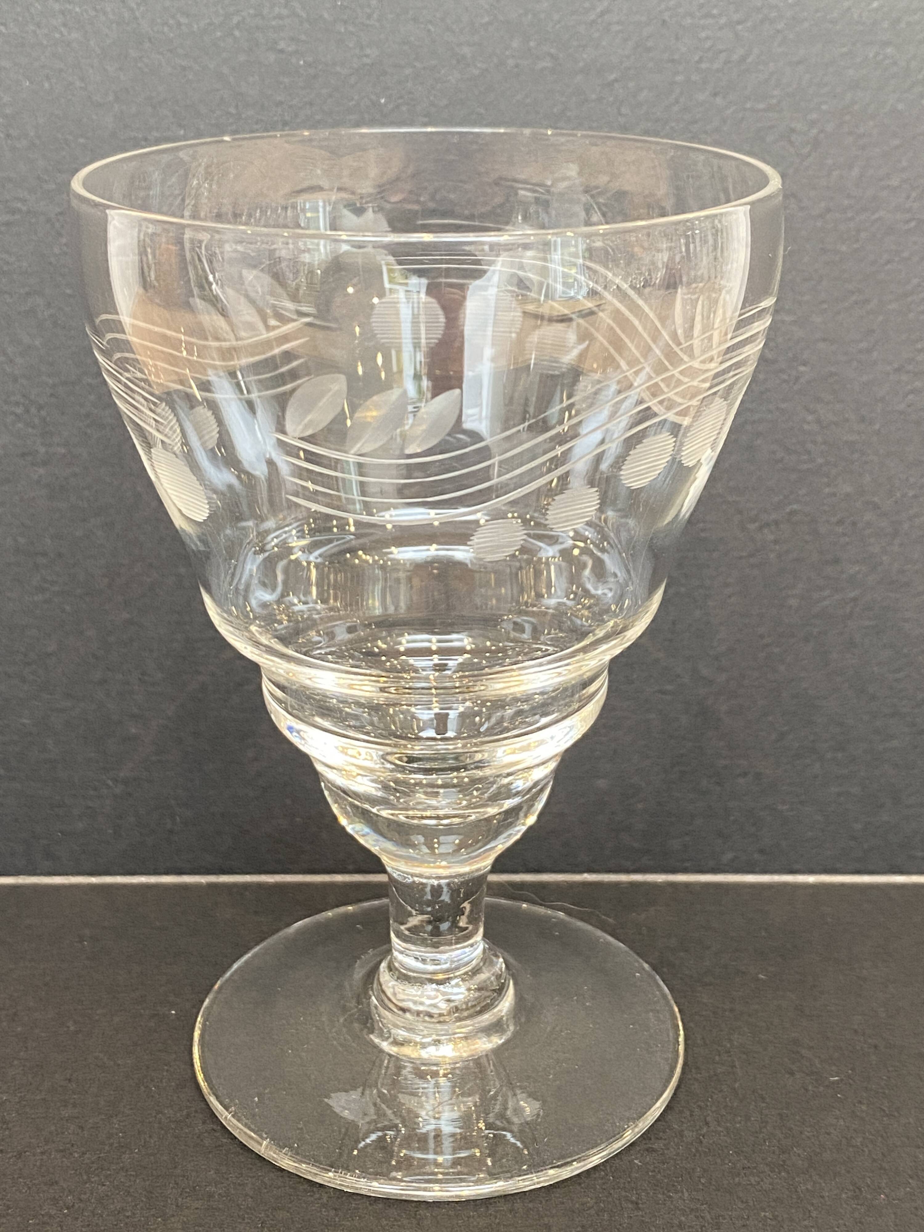 Set of 4 wine glasses on short stem