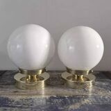 Paire d’appliques globes en opaline blanche