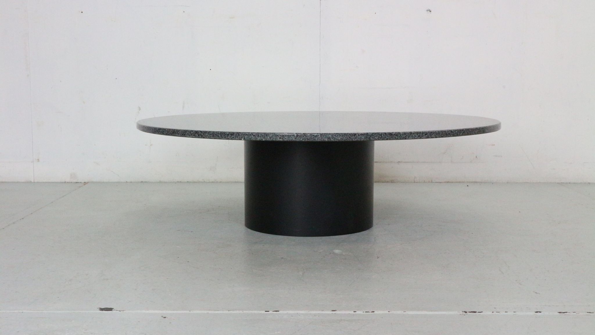 Mid-century  granite stone round coffee table, 1970's italy