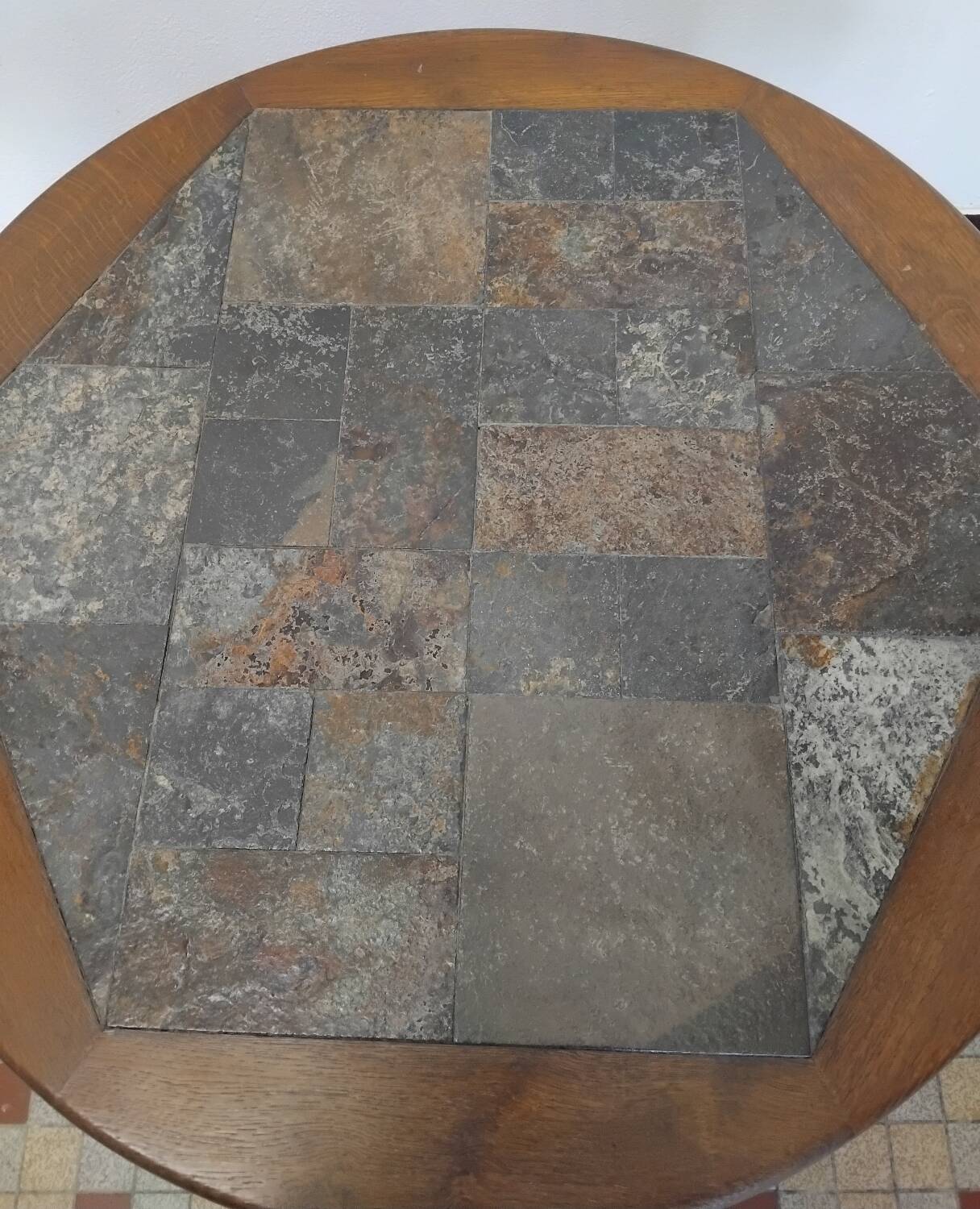 Round coffee table in oak and vintage stones