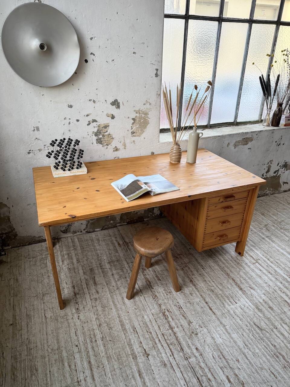 Bureau pin suédois style aperldoon 1970