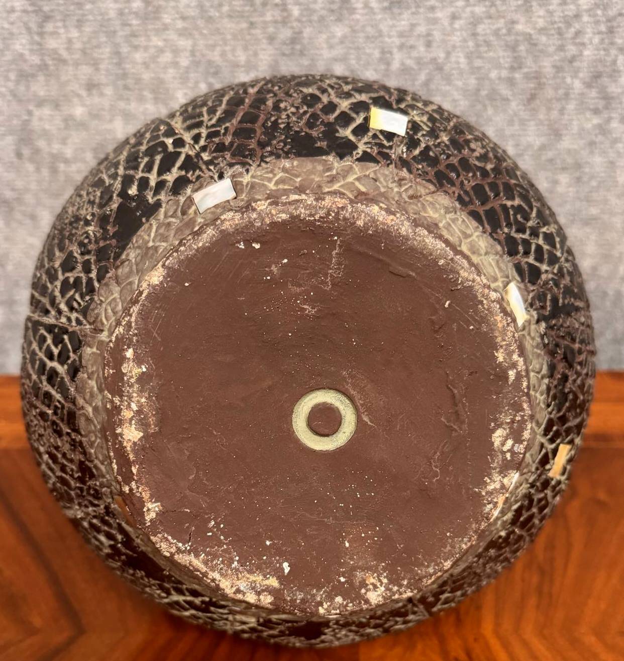 Important orientalist vase in textured black ceramic, with mother-of-pearl inlays circa 1930