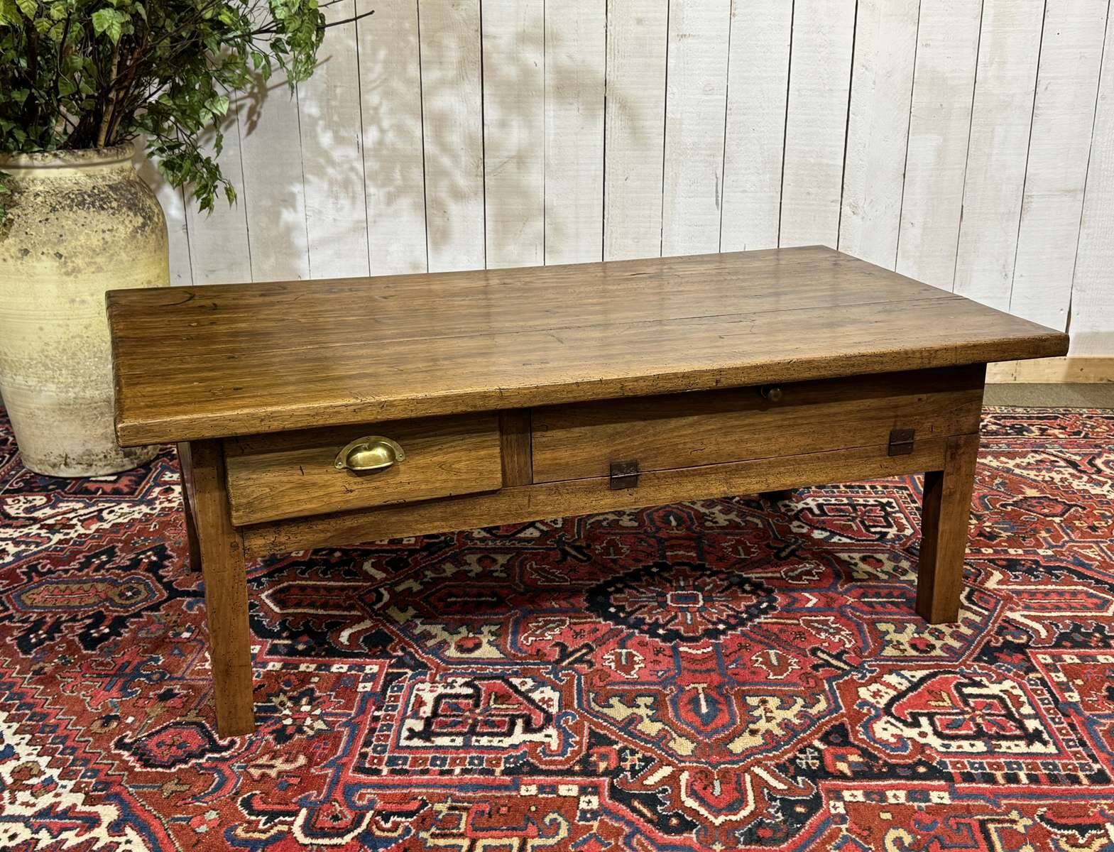 Table basse en noyer fin XIXème - ancienne table de ferme