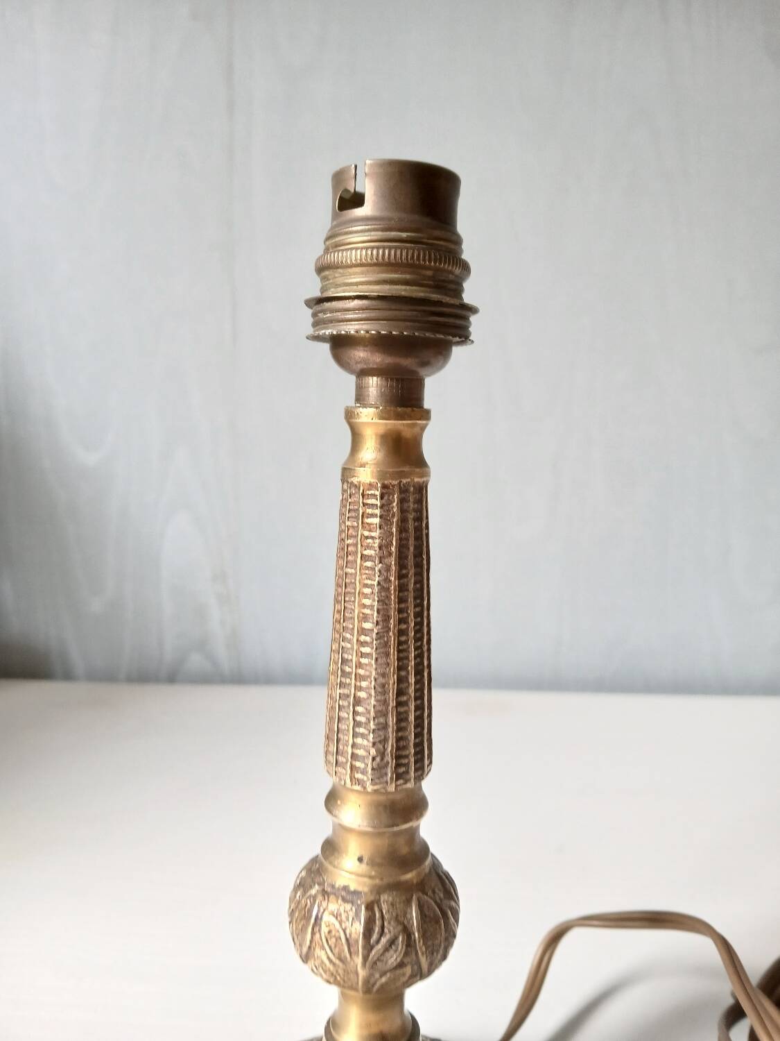 Pied de lampe en bronze massif ciselé – vintage années 50/60