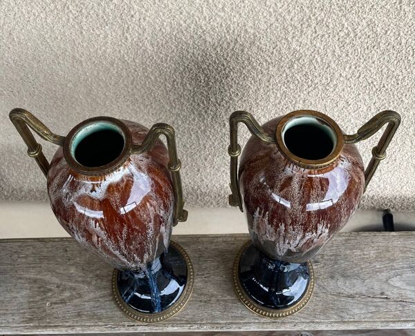 Deux grande vases en grès avec des garnitures en bronze
