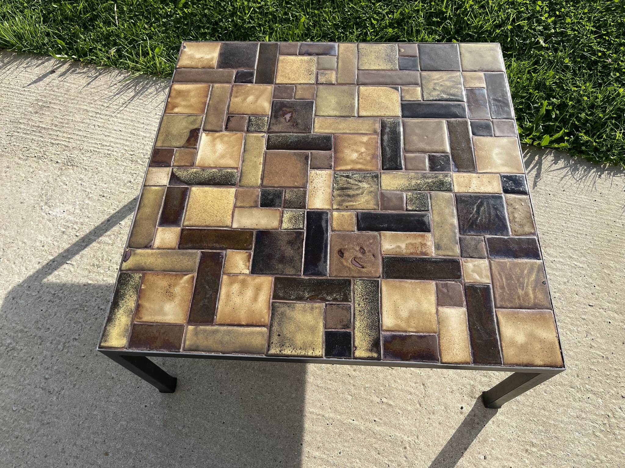 Brutalist coffee table in wrought iron and ceramic from the 70s