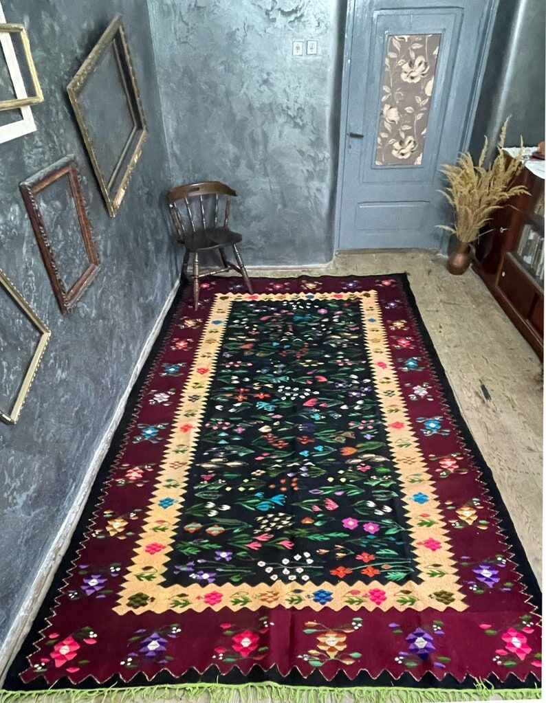 Oltenian floral beautiful rug, large size for a livingroom, handmade in wool in Romania