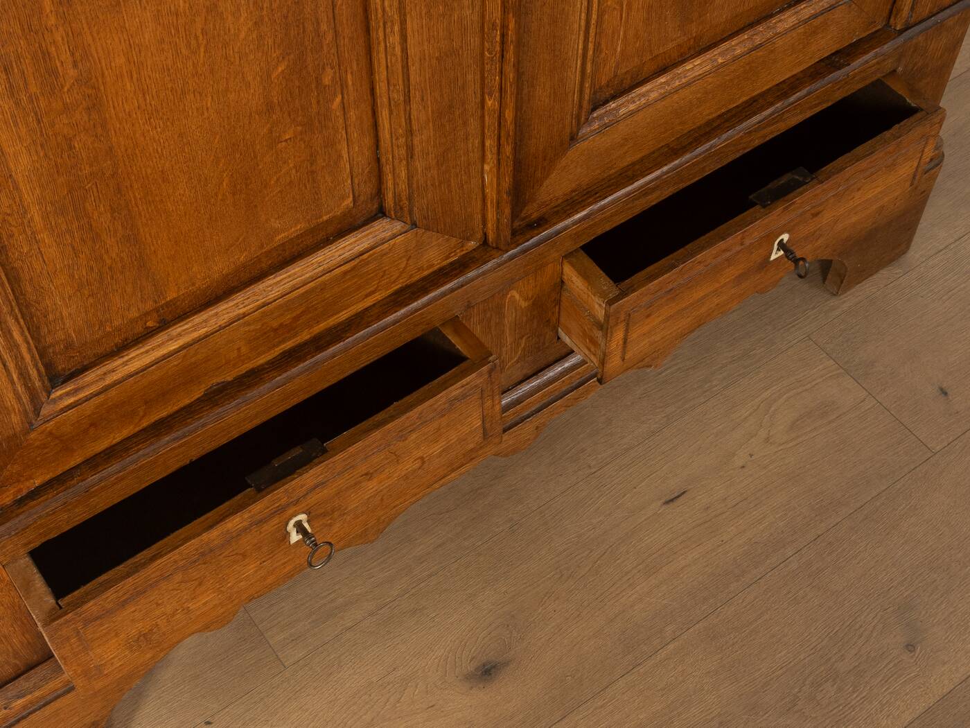 Armoire antique classique en chêne, avant 1900