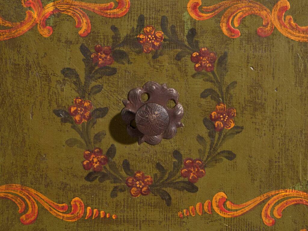 Armoire ancienne peinte en bois de pin – Austrie, 1831