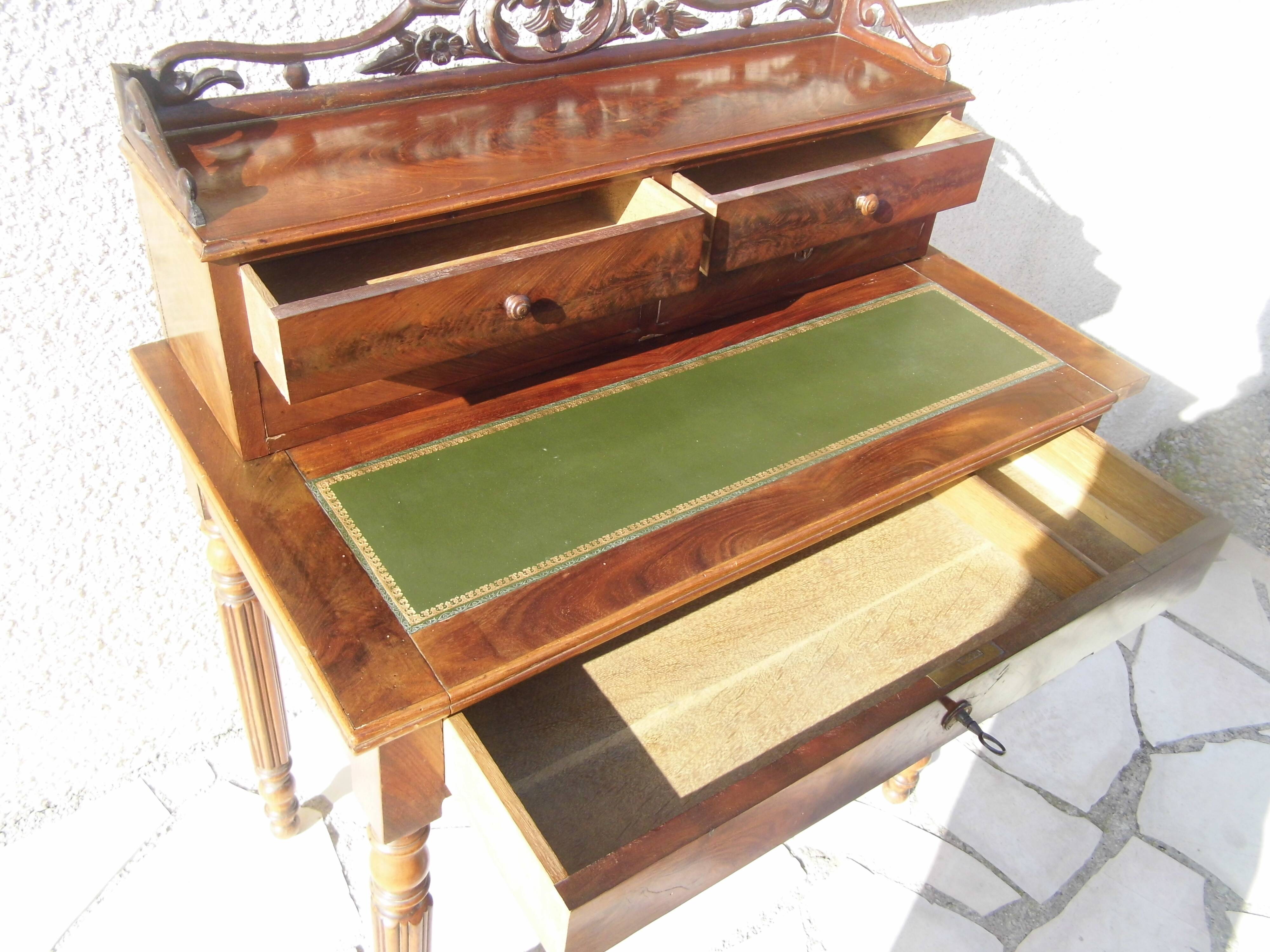 Bureau de dame ancien en acajou et cuir
