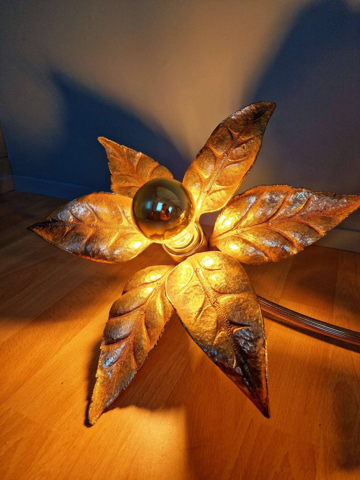 Large floral wall sconce in brass and gilded metal, Willy Daro, 1970.