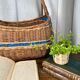 Panier en osier avec anse et scoubidou bleu