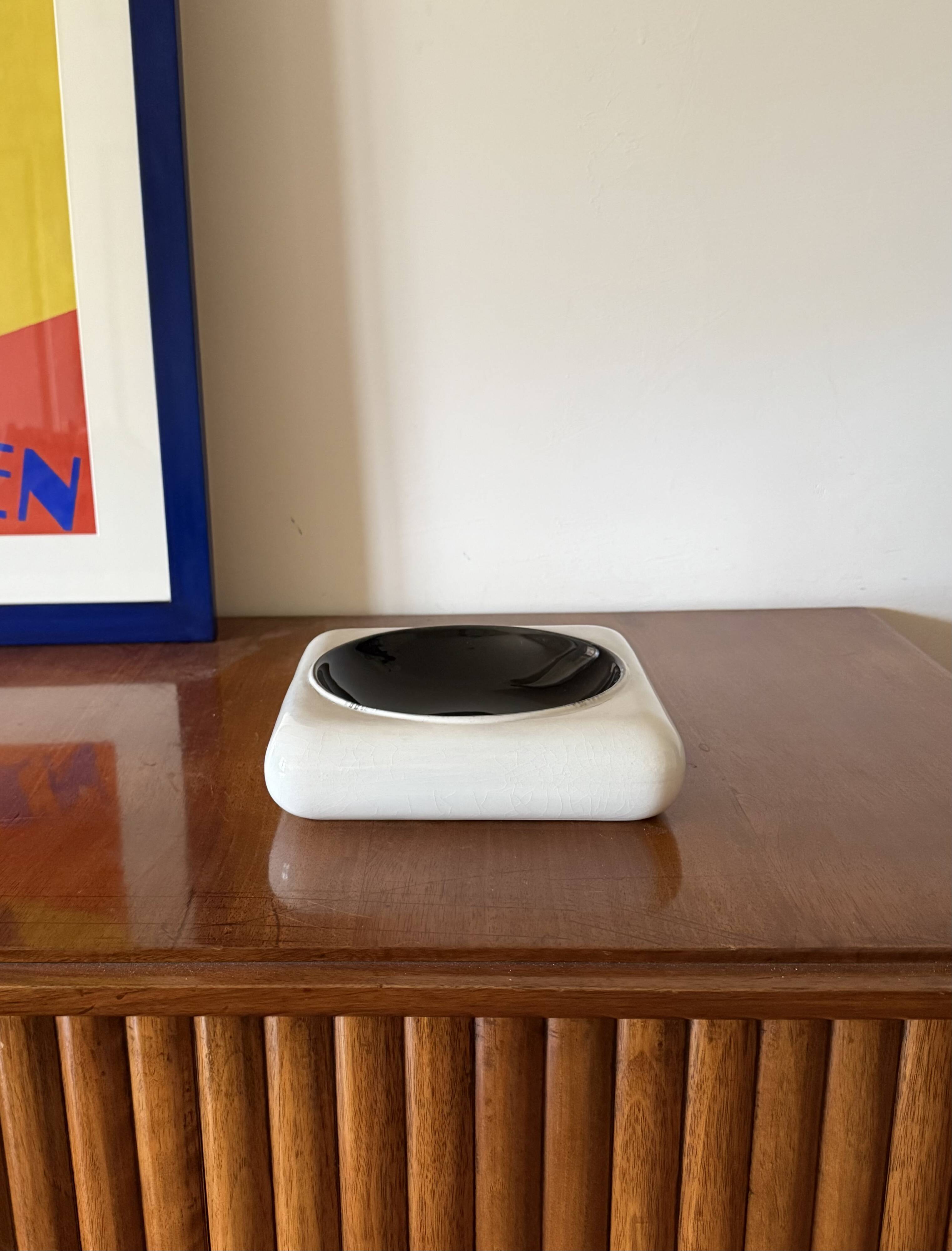 Space age black and white ceramic ashtray / vide poche, Italy 1970s