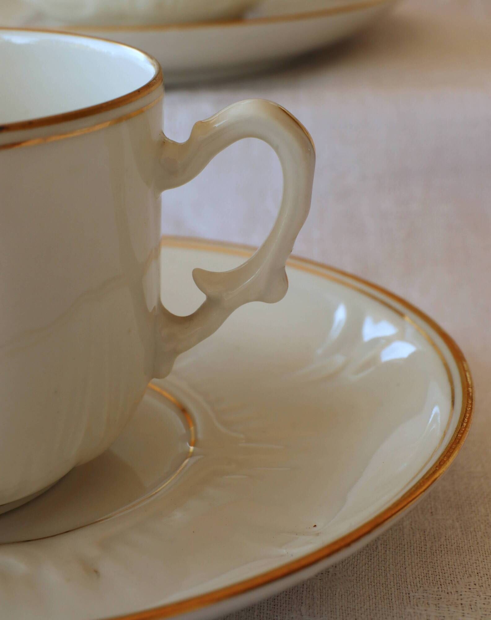 Coffee service for 8 cups with saucers in Limoges porcelain – Gold trim