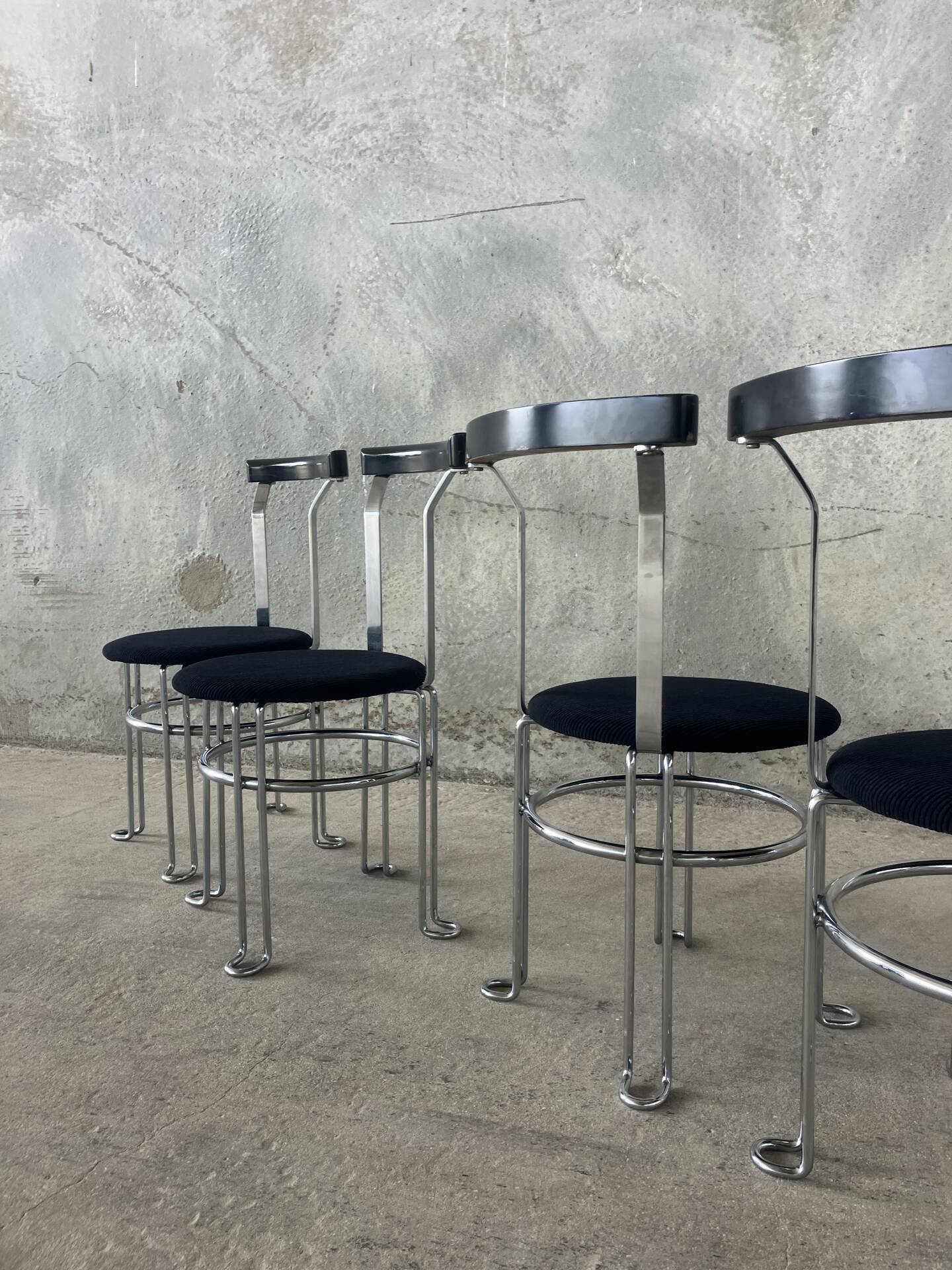 4 chaises postmodernes, 1980