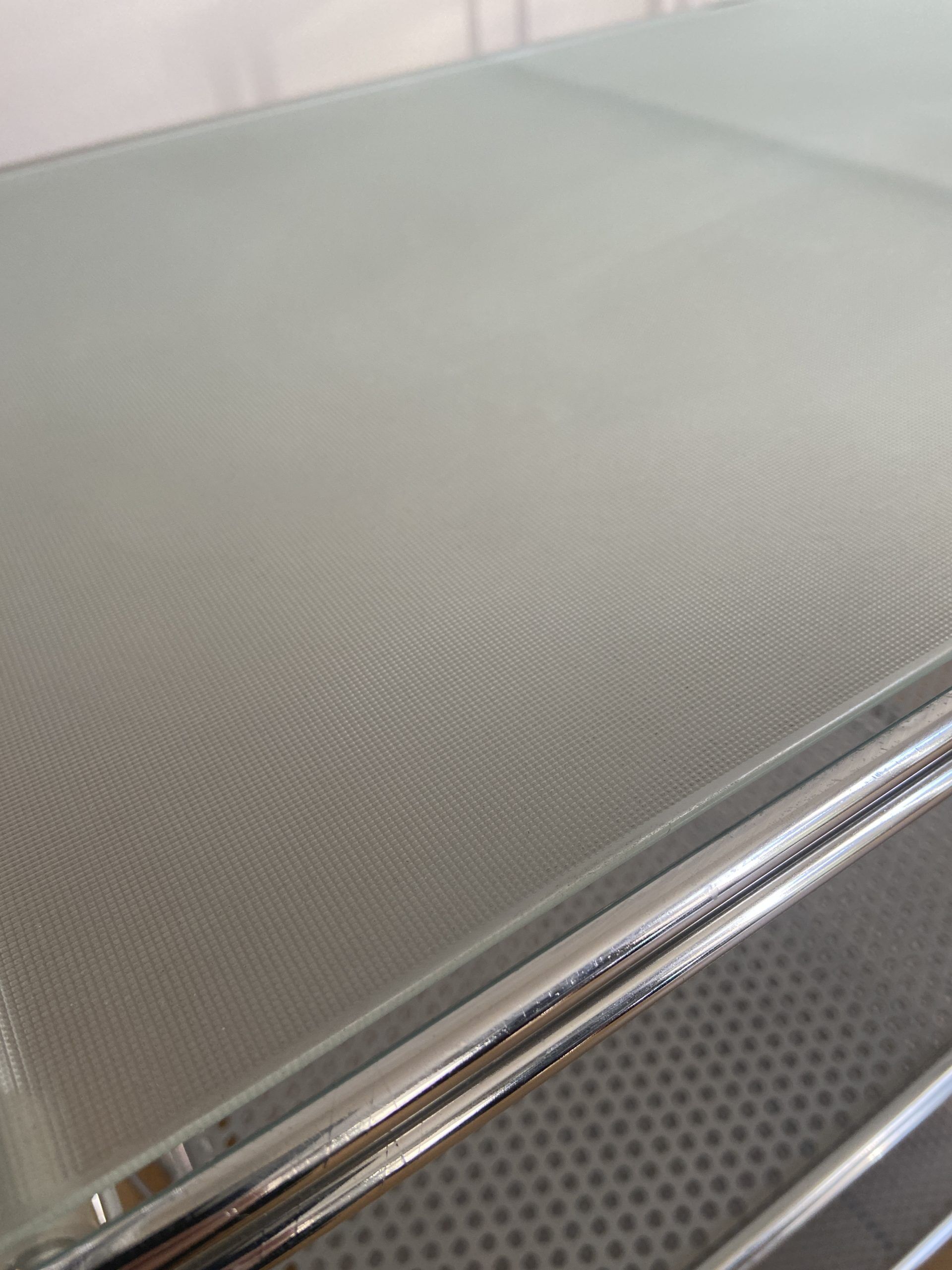 Design on feet in chromed metal and glass