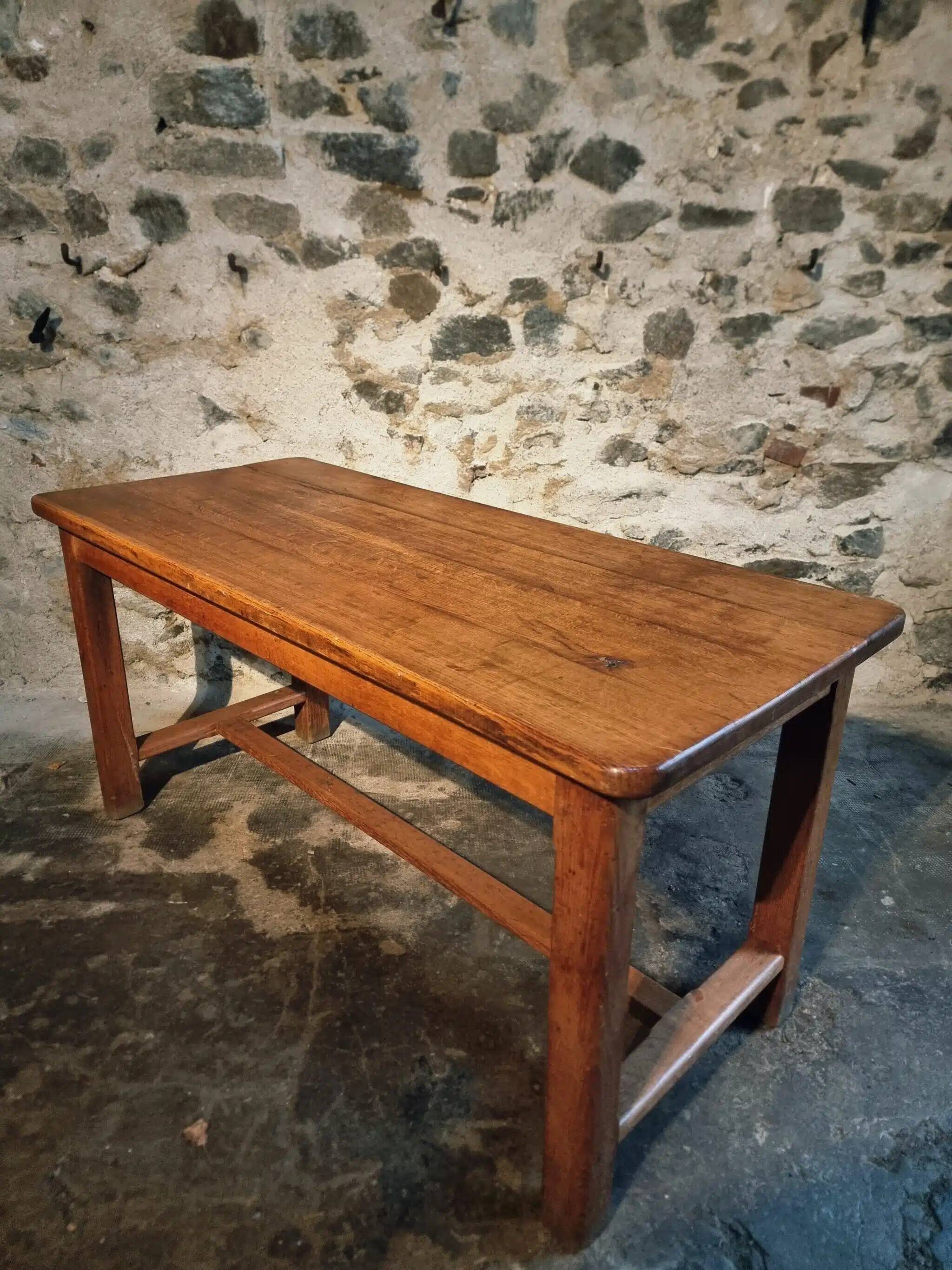 Table vintage en chêne français avec finition vernie d'origine