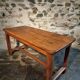 Table vintage en chêne français avec finition vernie d'origine