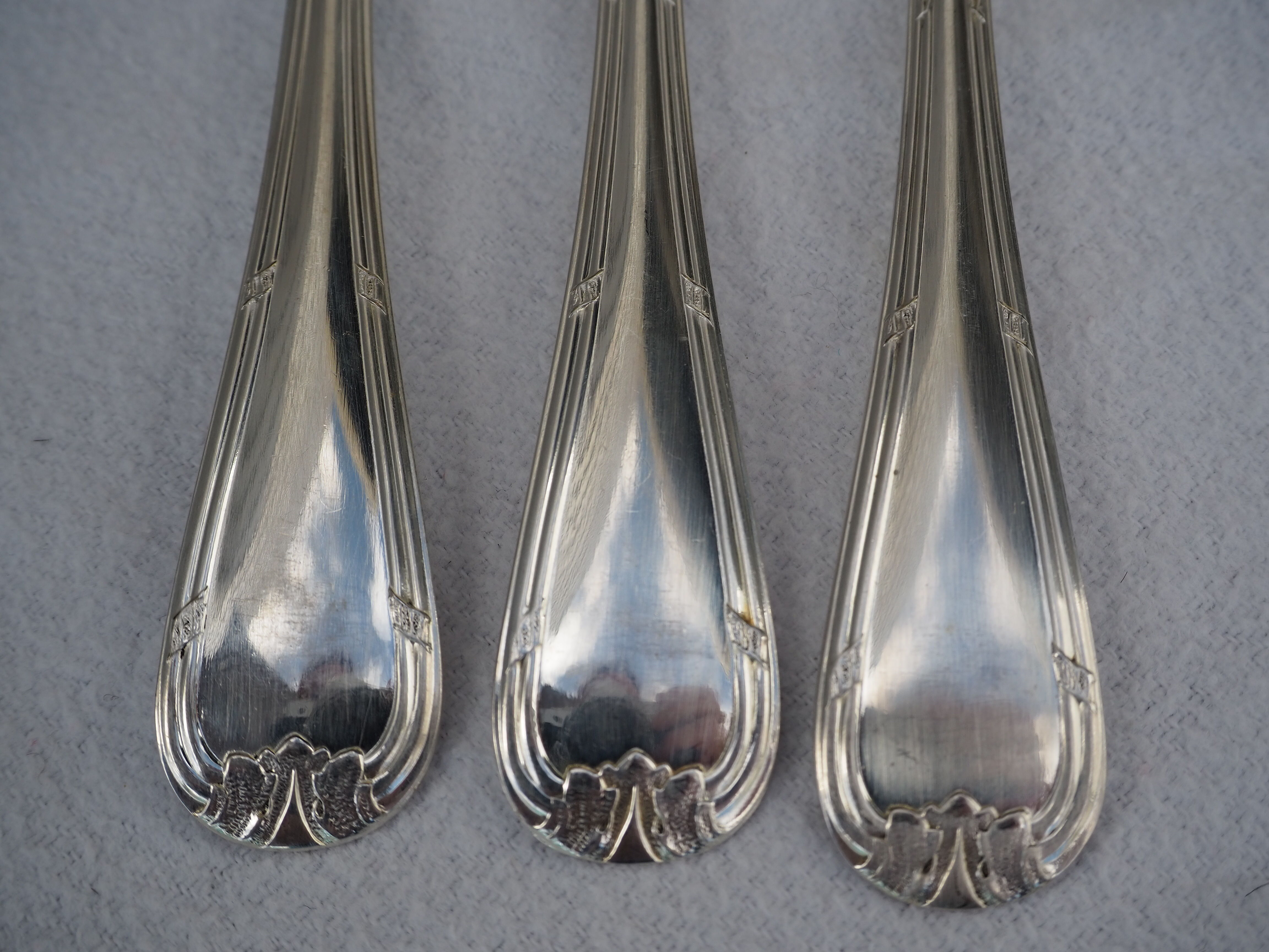 Fish service and its 6 silver-plated cutlery, crossed ribbon model