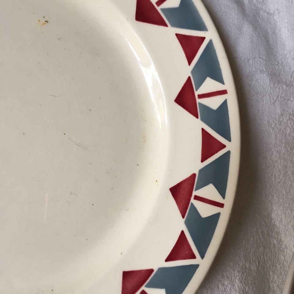 Six dinner plates don't match in red and blue