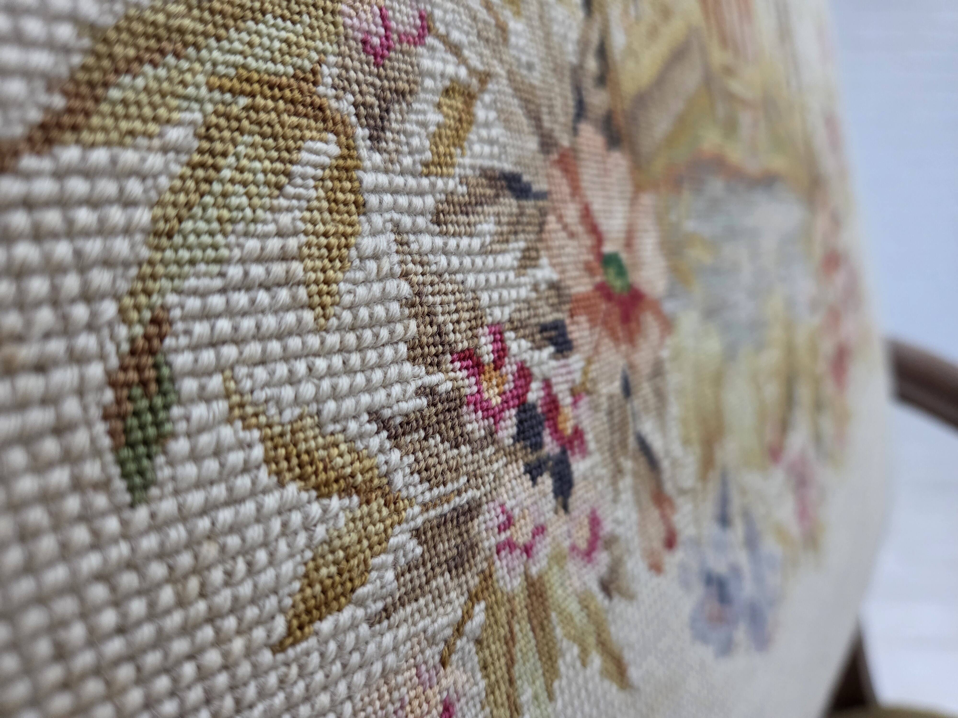 Fauteuil danois à dossier haut des années 1950, en laine tissée à la main, velours, bois de chêne sculpté.