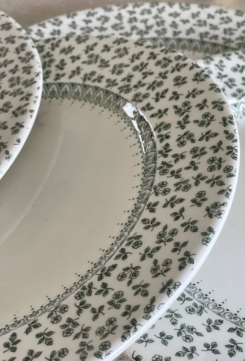 4 English dinner plates.
