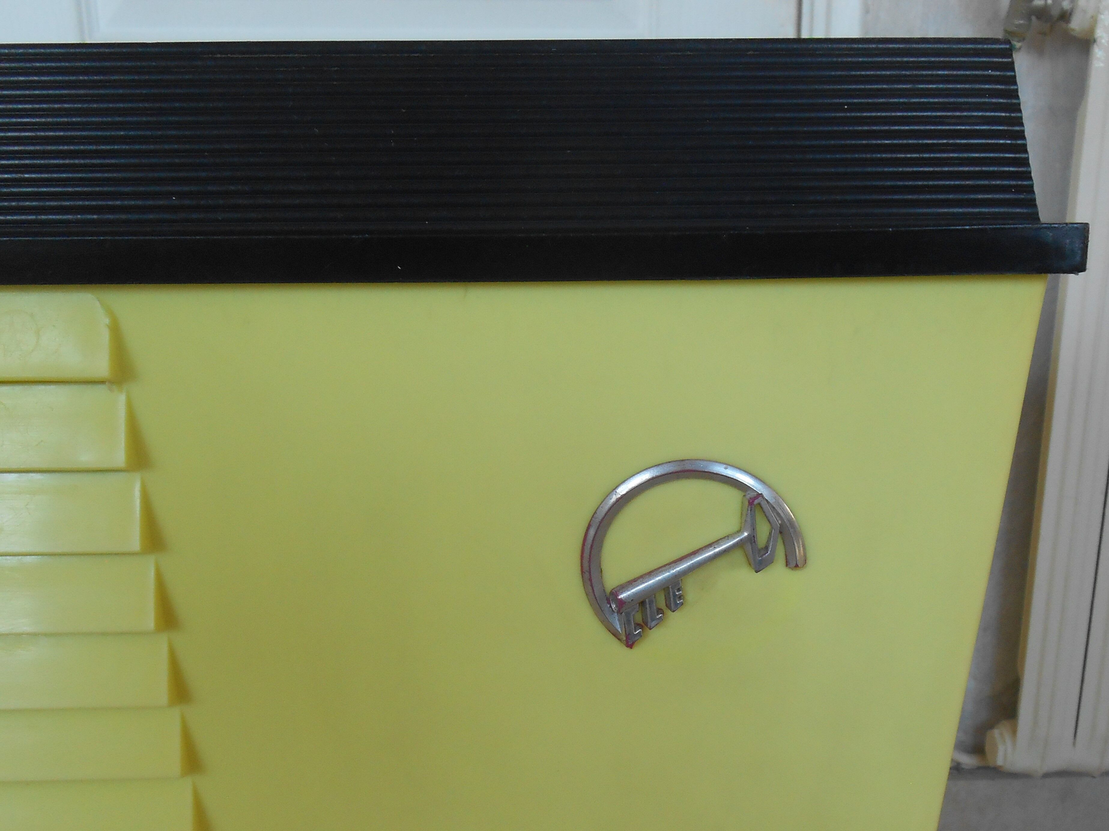 Vintage laundry basket in yellow and black plastic