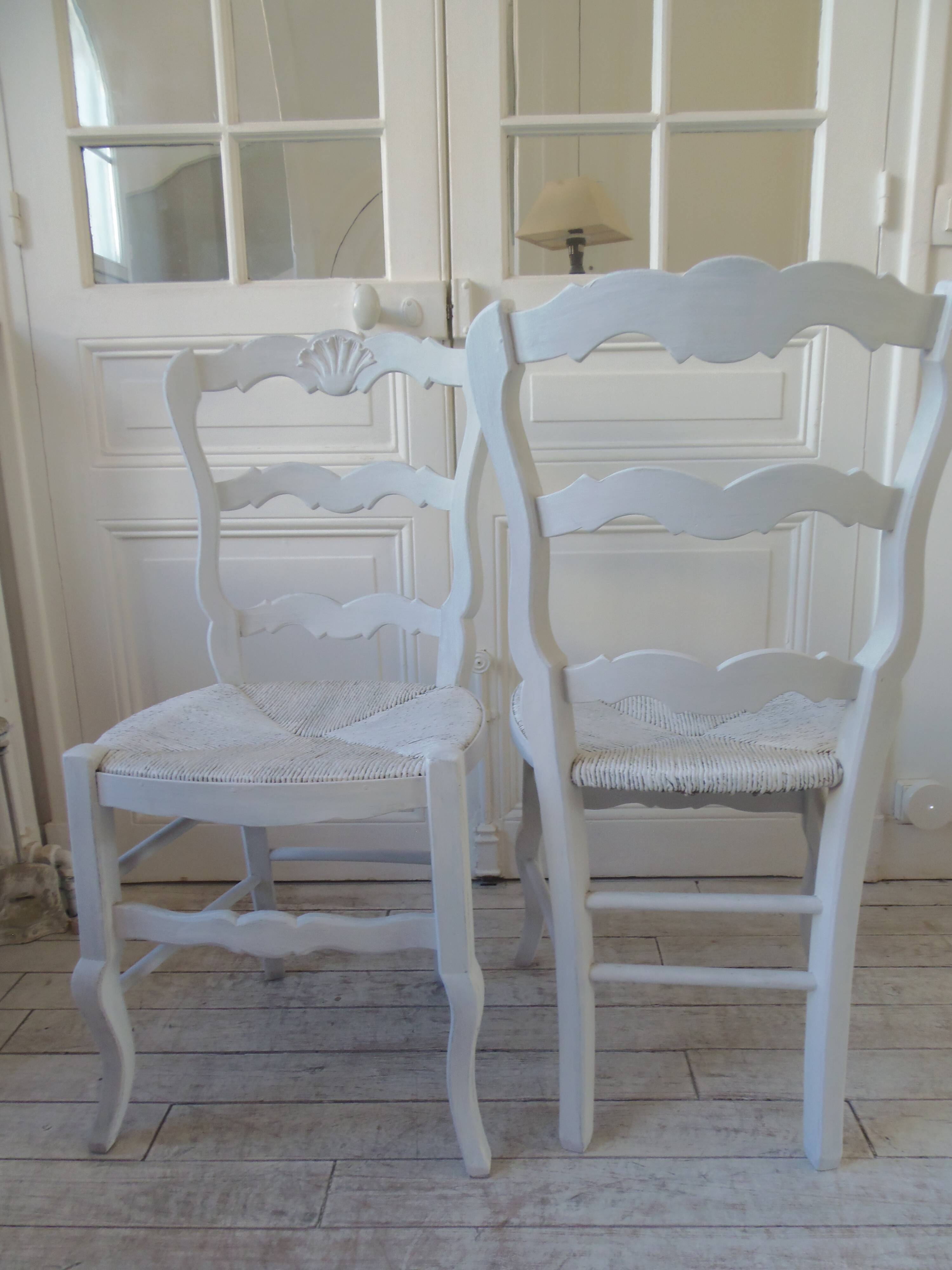 Duo de chaises style campagne réenchantées en gris perle.