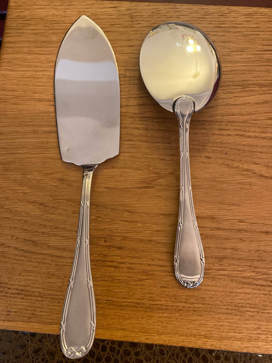 Silver metal cake server