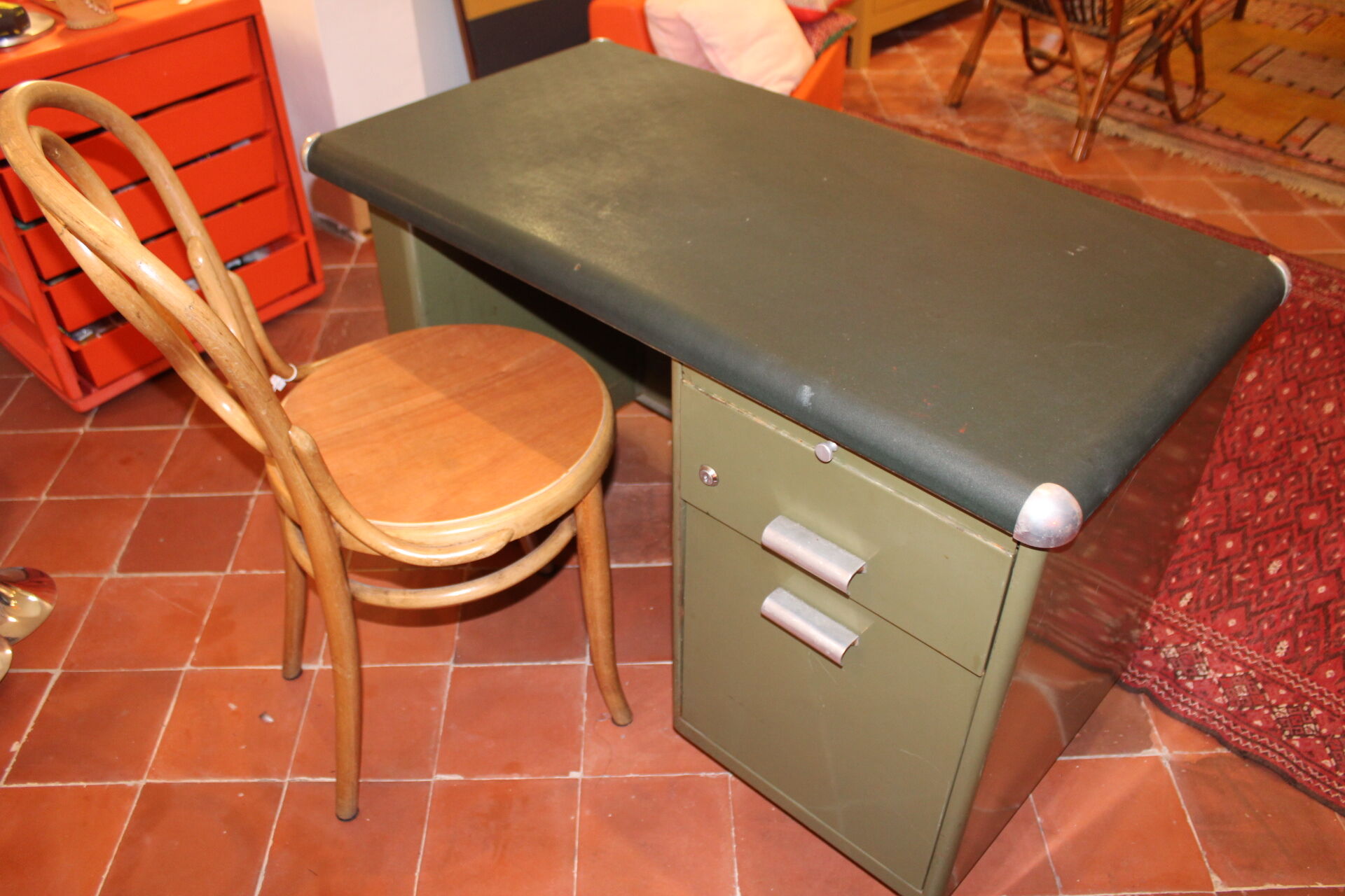 Bureau en métal kaki