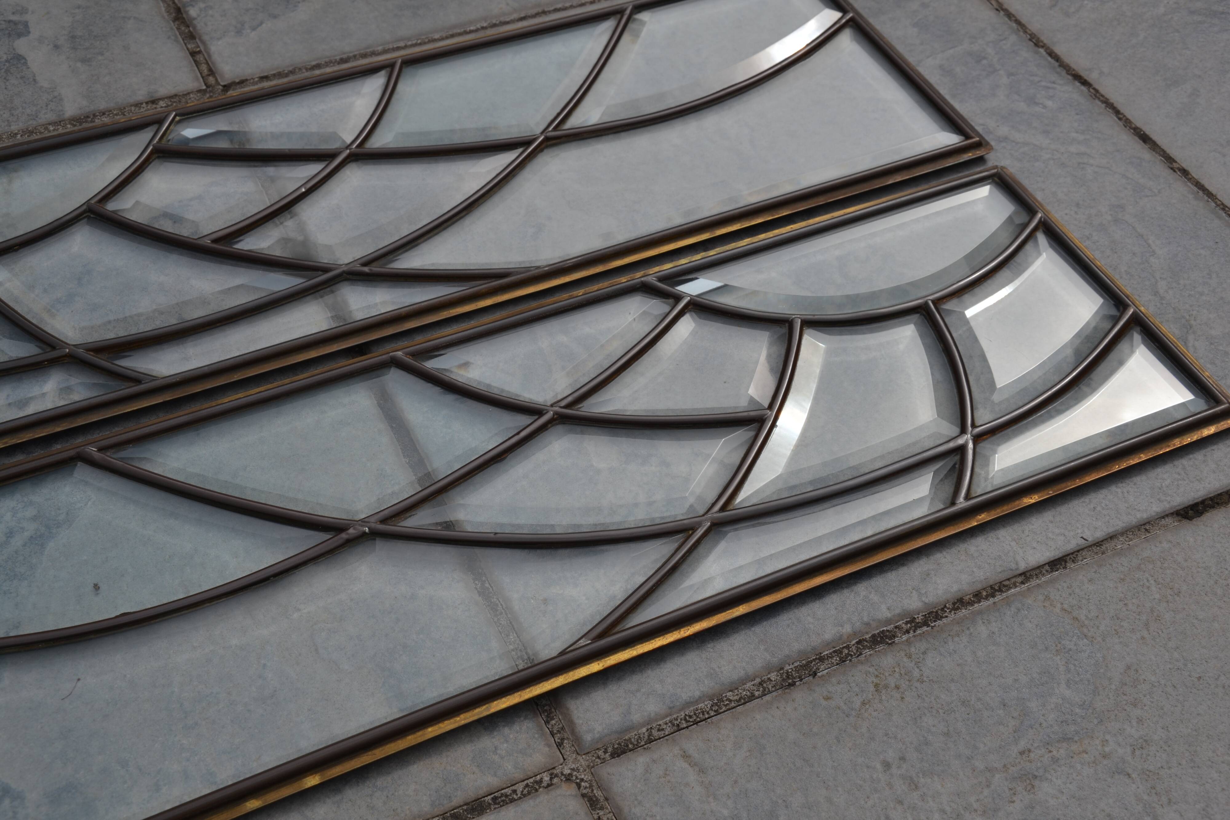 Deux vitraux en verre biseauté et laiton