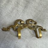 Two-hook coat rack with knot and ribbon in brass