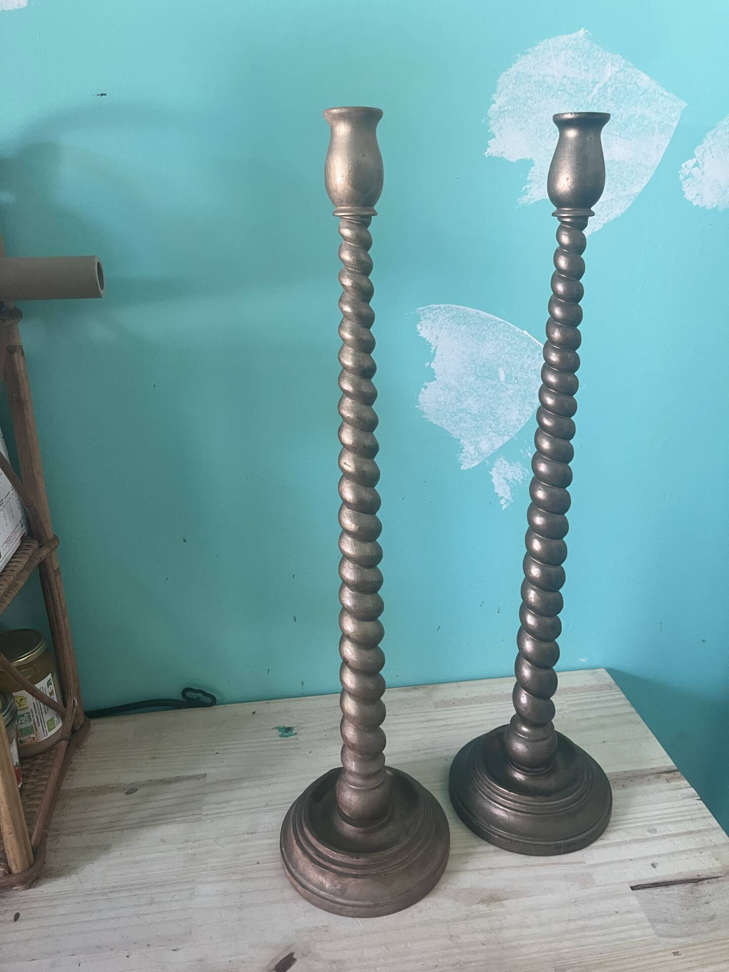 Paire de grands bougeoirs en bois torsadé doré — Hauteur 62 cm — Déco