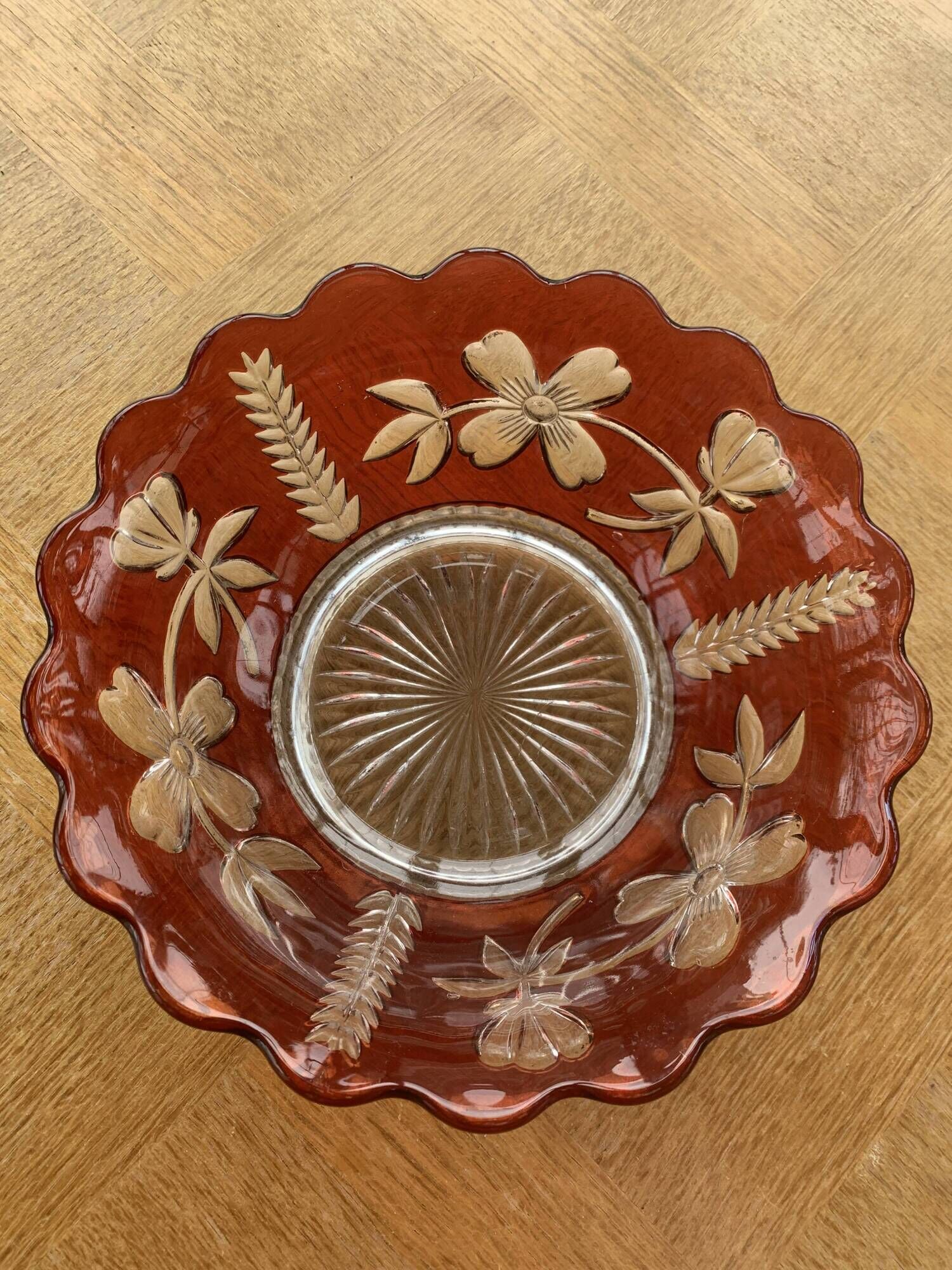 Red and transparent glass bowl with floral motifs and vintage wheat cobs