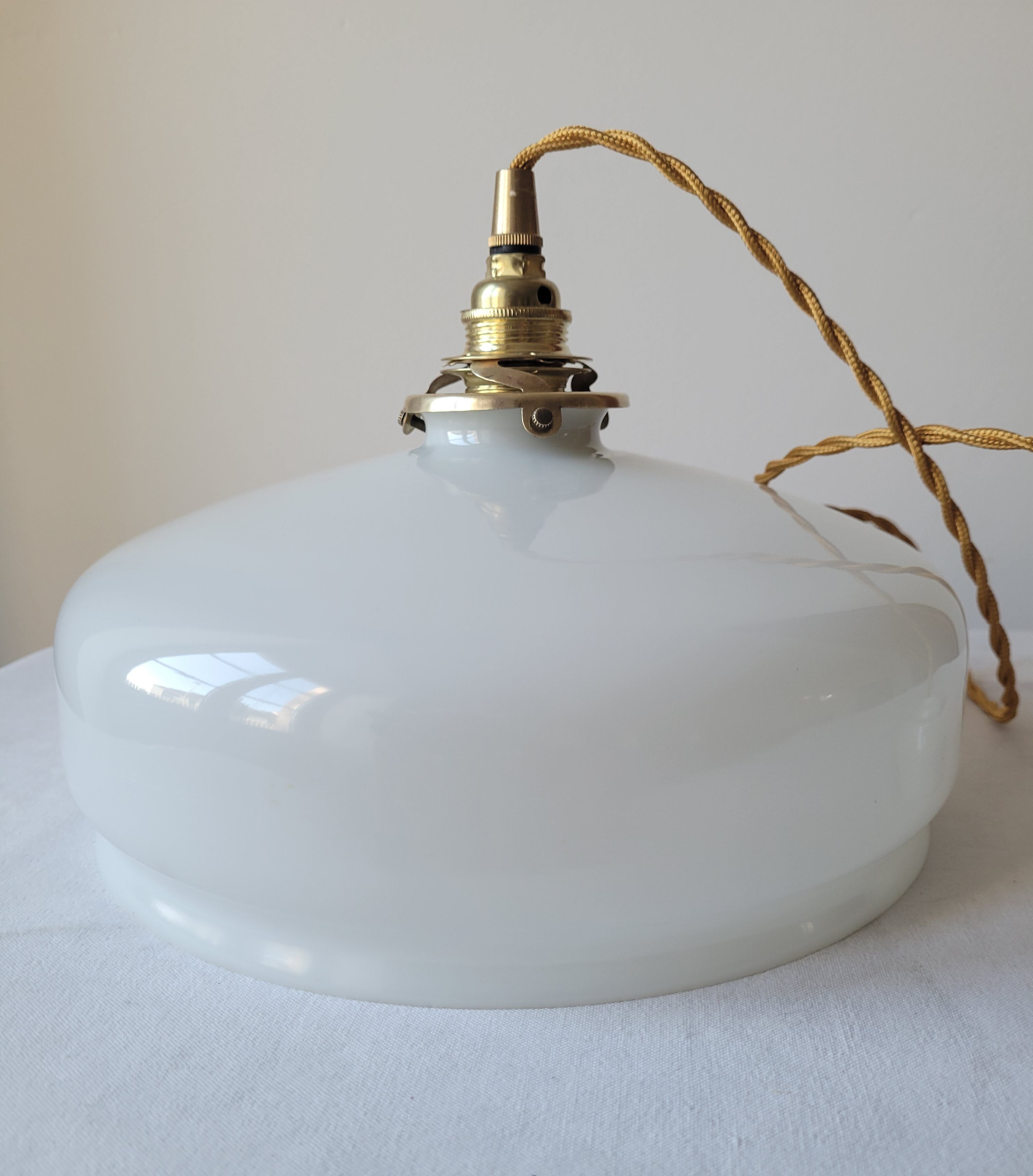 White opaline suspension