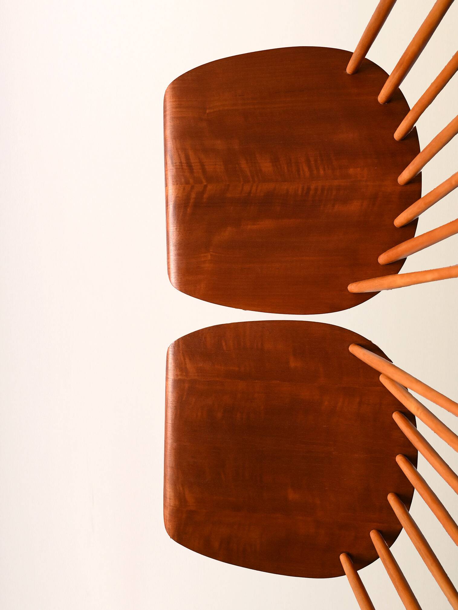 Paire de chaises scandinaves, en hêtre et acajou