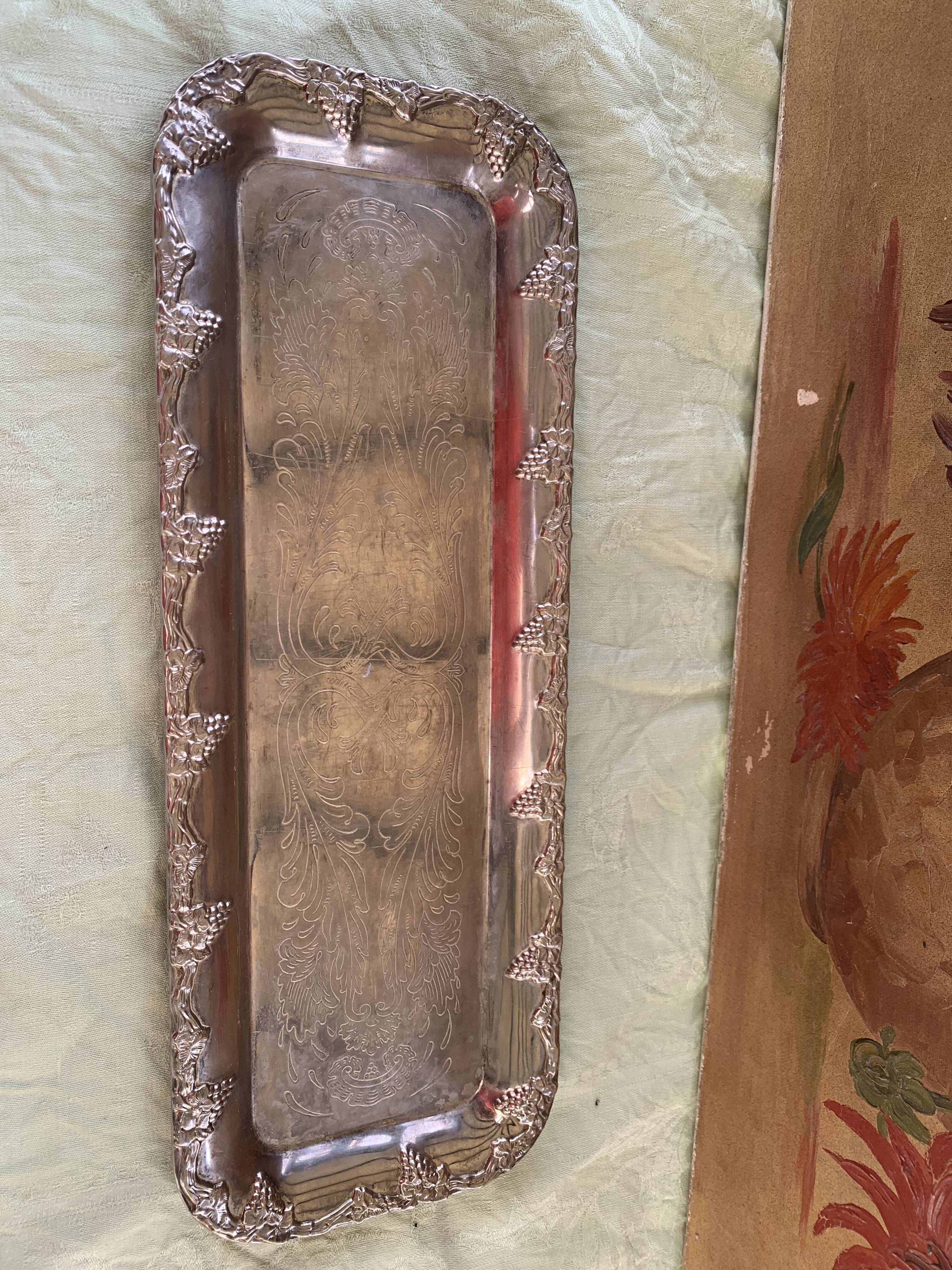 Rectangular metal top in chiseled silver color and vintage grape pattern