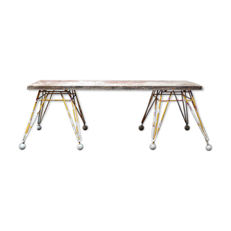 Bench years 50 with feet Eiffel Tower