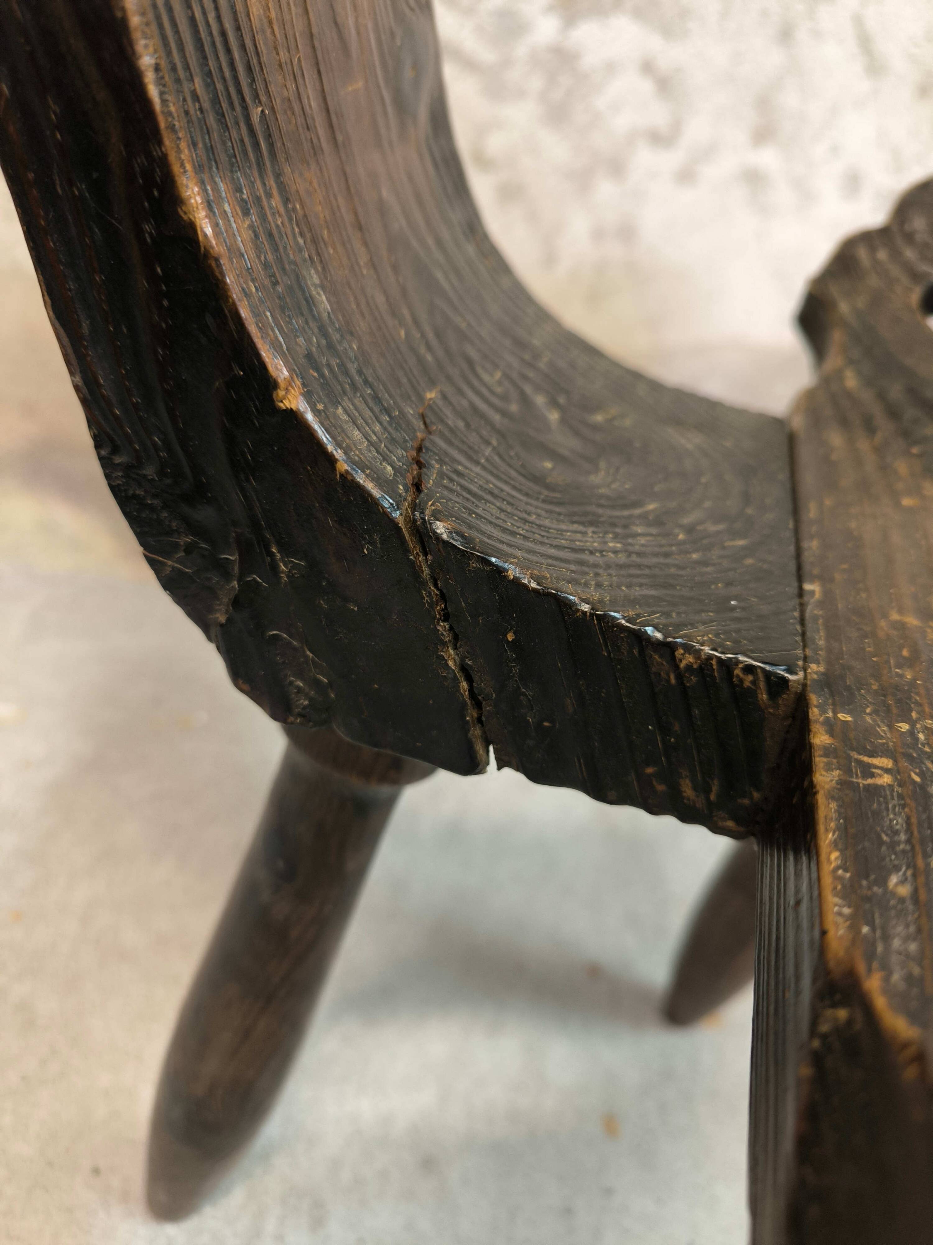 Chaise basse tripode brutaliste en bois