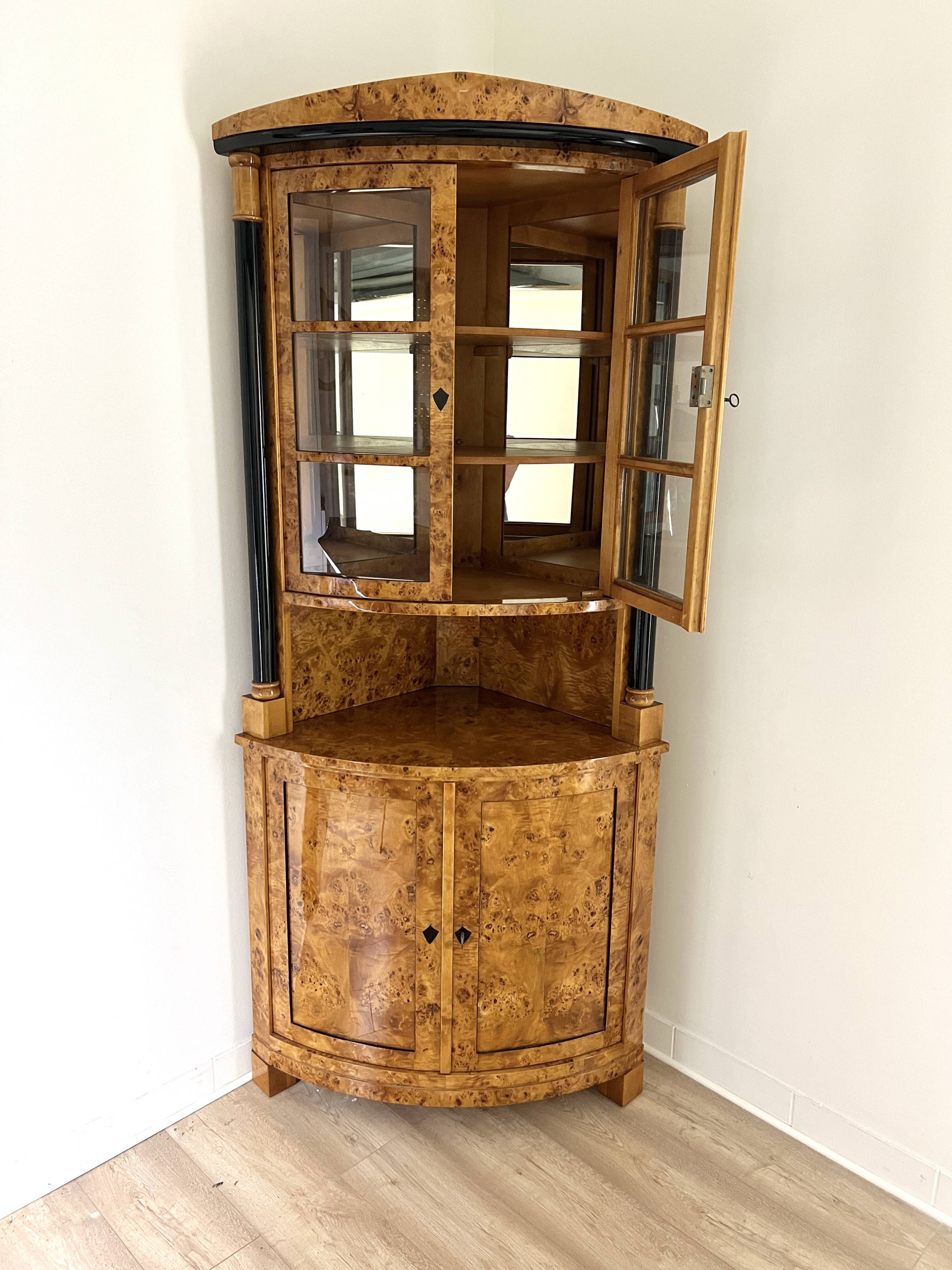 Vitrine d’angle Biedermeier en loupe de bouleau